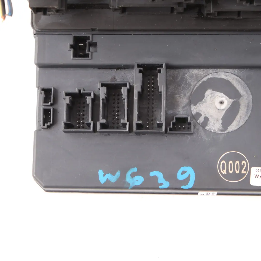 Fuse Box Relay Control Unit Front SAM Module to Mercedes Vito W639 with Part number A6399000800 Mercedes Vito W639 Fuse Box Relay Control Unit Front SAM Module - SKU A6399000800 - Part number A6399000800