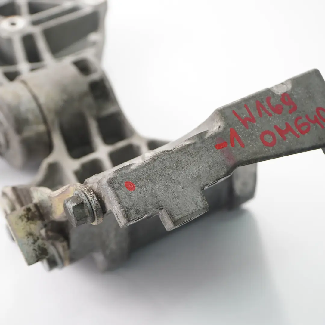 OM640 Aggreggatenhalter Riemenspanner für Mercedes W169 W245 mit Teilenummer A6402003370 Mercedes W169 W245 OM640 Aggreggatenhalter Riemenspanner - SKU A6402003370-1 - Teilenummer A6402003370
