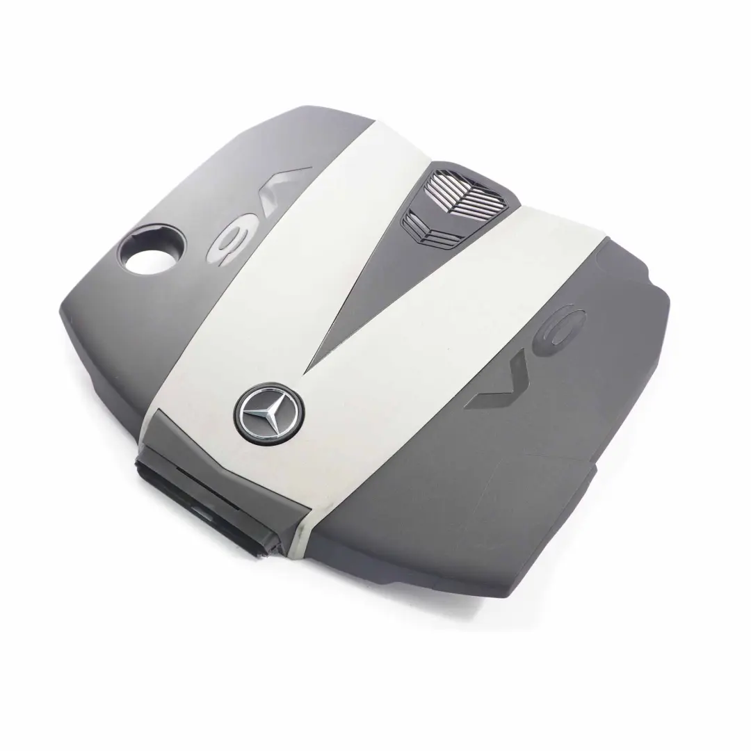 OM642 Motore Diesel Cilindro Copertura Trim per Mercedes W204 W212 con numero di parte A6420105867 Mercedes W204 W212 OM642 Motore Diesel Cilindro Copertura Trim - SKU A6420105867 - Numero di parte A6420105867