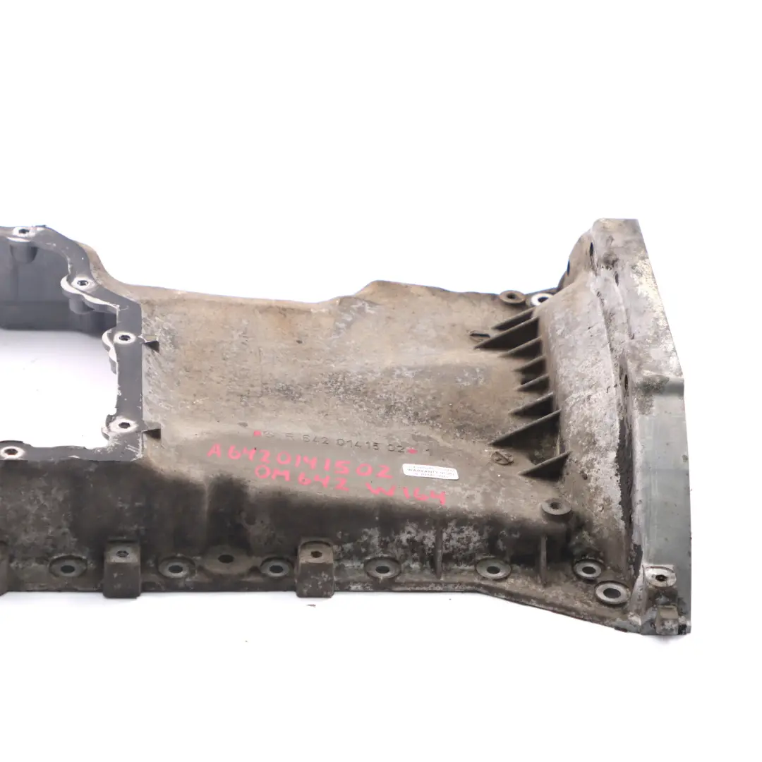 OM642 Motor Diesel cárter de aceite superior Parte 6420141502 para Mercedes ML W164 con número de pieza A6420141502 Mercedes ML W164 OM642 Motor Diesel cárter de aceite superior Parte 6420141502 - SKU A6420141502 - Número de pieza A6420141502