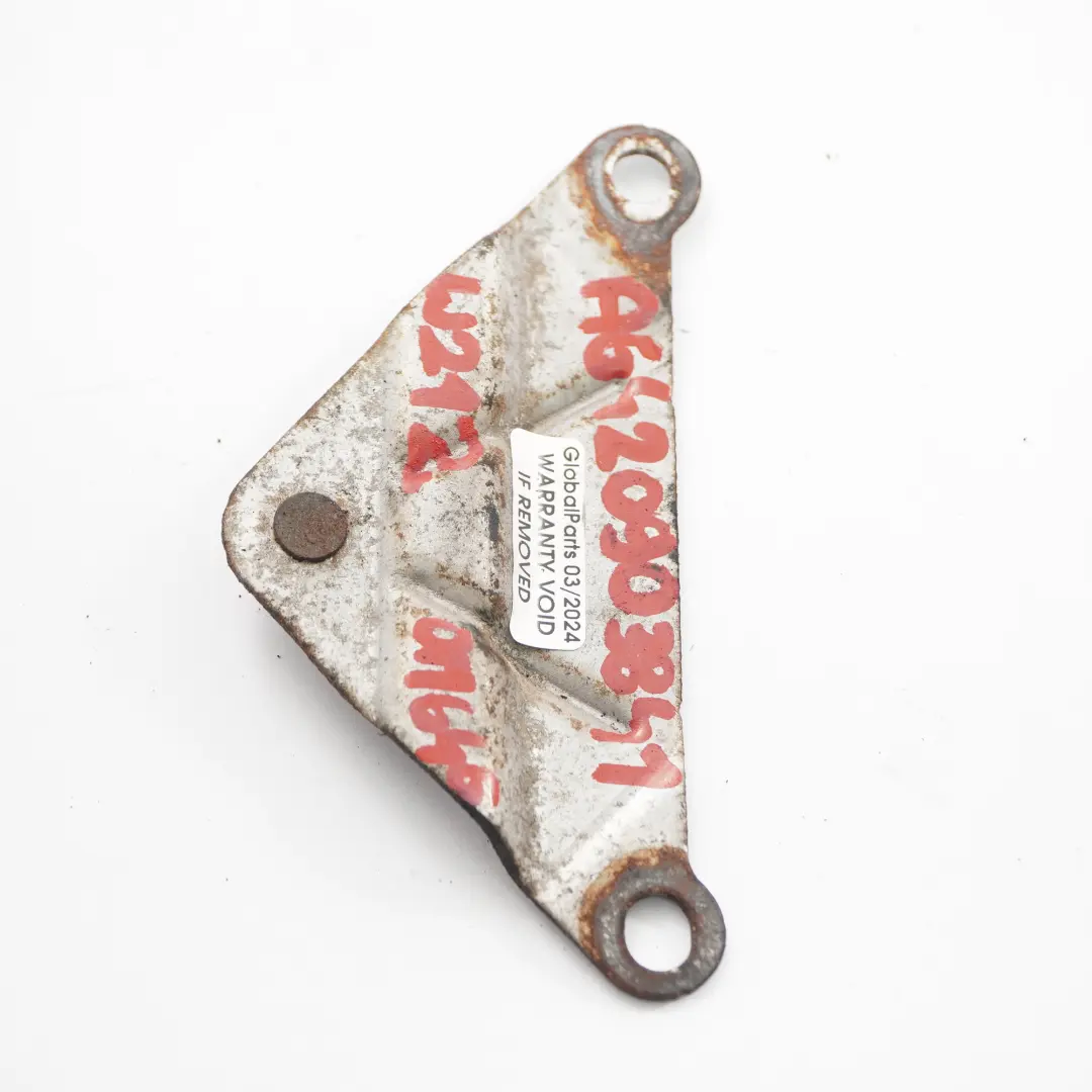 Staffa Mercedes W212 Diesel OM642 Supporto collettore scarico destro per con numero di parte A6420903841 Staffa Mercedes W212 Diesel OM642 Supporto collettore scarico destro - SKU A6420903841 - Numero di parte A6420903841