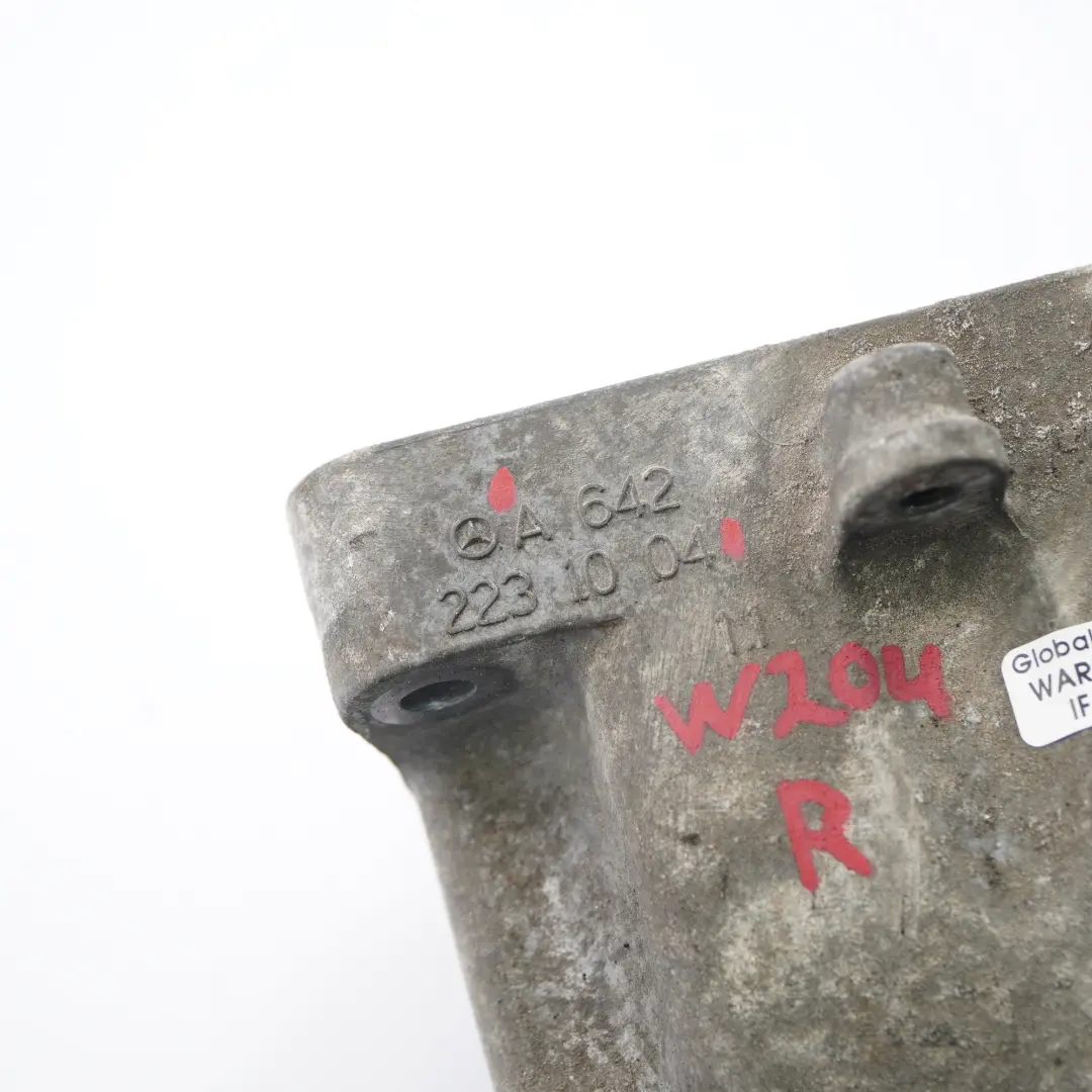 Supporto motore Mercedes W204 C207 OM642 Supporto destro per con numero di parte A6422231004 Supporto motore Mercedes W204 C207 OM642 Supporto destro - SKU A6422231004 - Numero di parte A6422231004