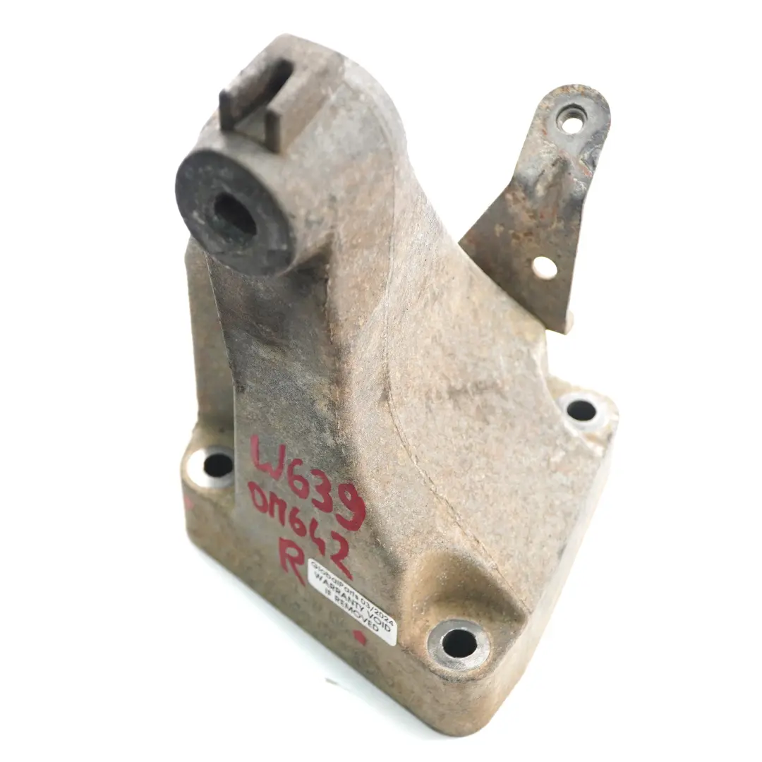 OM642 Zawieszenie Silnika Prawa Łapa do Mercedes Vito W639 o numerze A6422232804 Mercedes Vito W639 OM642 Zawieszenie Silnika Prawa Łapa - SKU A6422232804 - Numer Części A6422232804