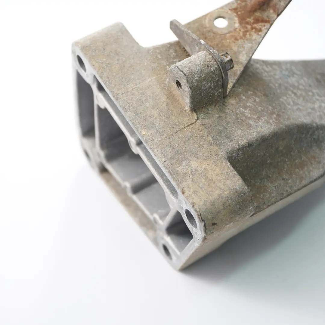 OM642 Zawieszenie Silnika Prawa Łapa do Mercedes Vito W639 o numerze A6422232804 Mercedes Vito W639 OM642 Zawieszenie Silnika Prawa Łapa - SKU A6422232804 - Numer Części A6422232804