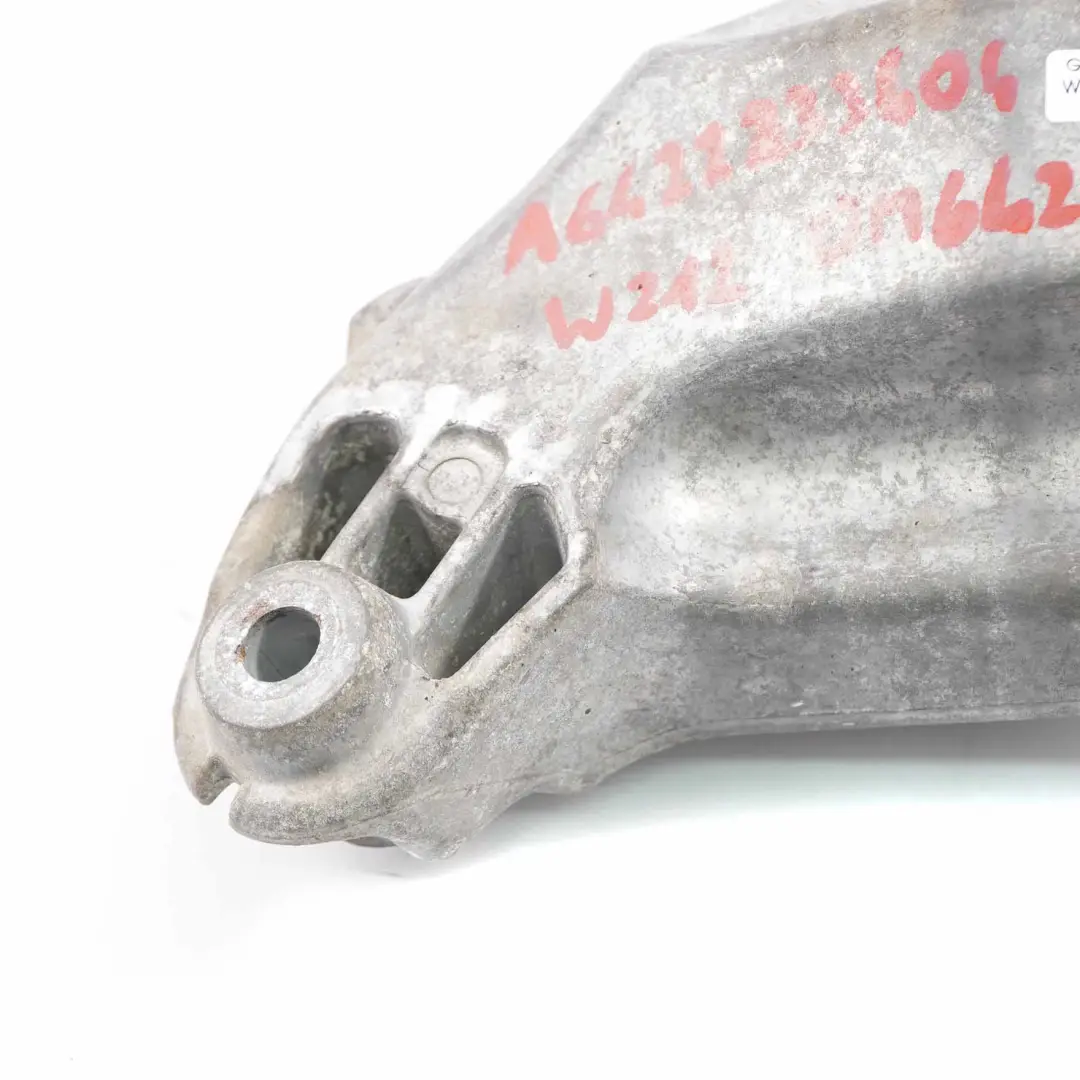 Supporto motore Mercedes W212 Diesel OM642 Supporto destro per con numero di parte A6422233404 Supporto motore Mercedes W212 Diesel OM642 Supporto destro - SKU A6422233404 - Numero di parte A6422233404
