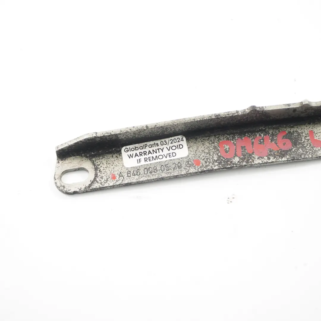 Puntal Mercedes W211 Diesel OM646 Refrigerador EGR Soporte del colector admisión para con número de pieza A6460980529 Puntal Mercedes W211 Diesel OM646 Refrigerador EGR Soporte del colector admisión - SKU A6460980529 - Número de pieza A6460980529