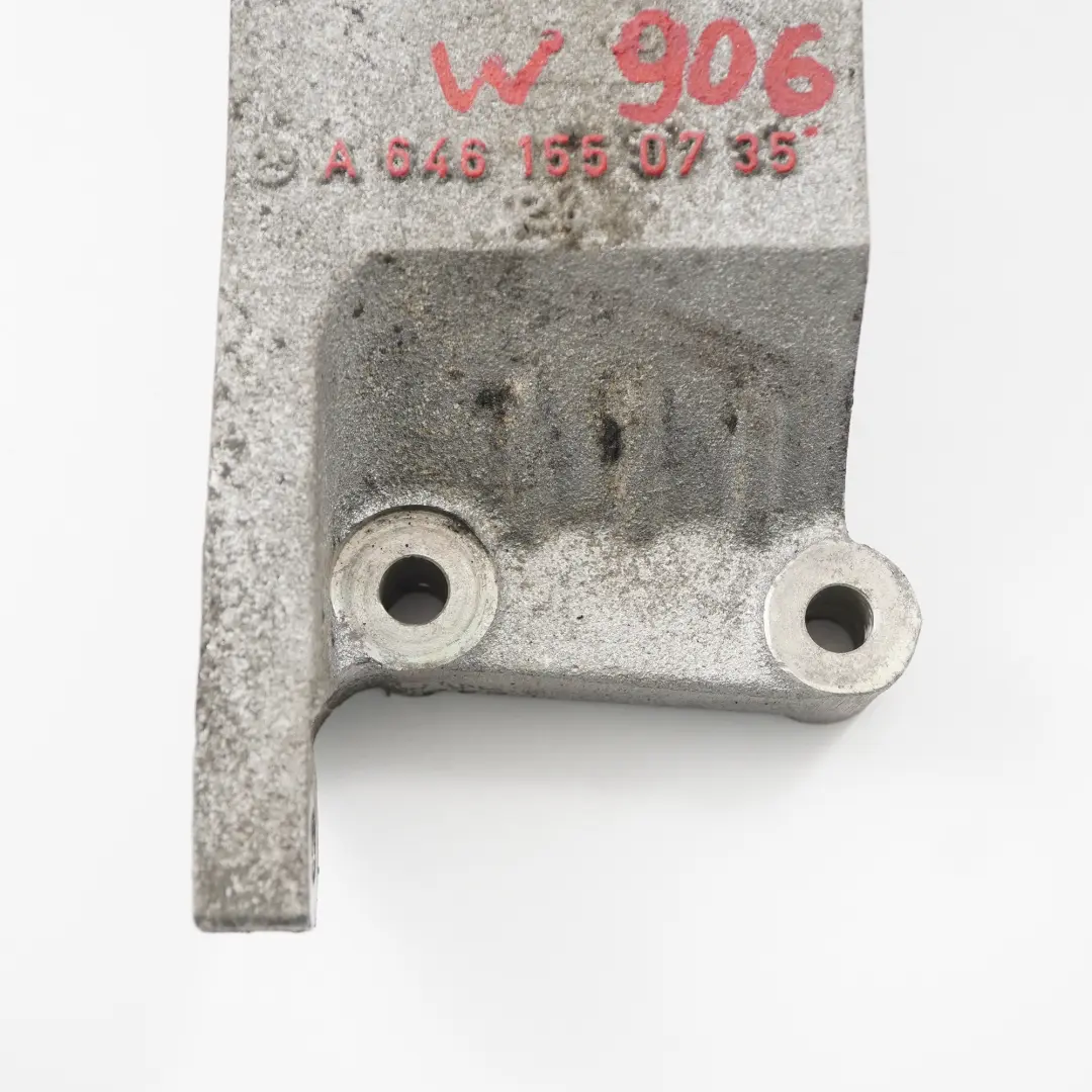 OM646 Soporte Montaje Alternador Caja Distribución para Mercedes W906 con número de pieza A6461550735 Mercedes W906 OM646 Soporte Montaje Alternador Caja Distribución - SKU A6461550735 - Número de pieza A6461550735