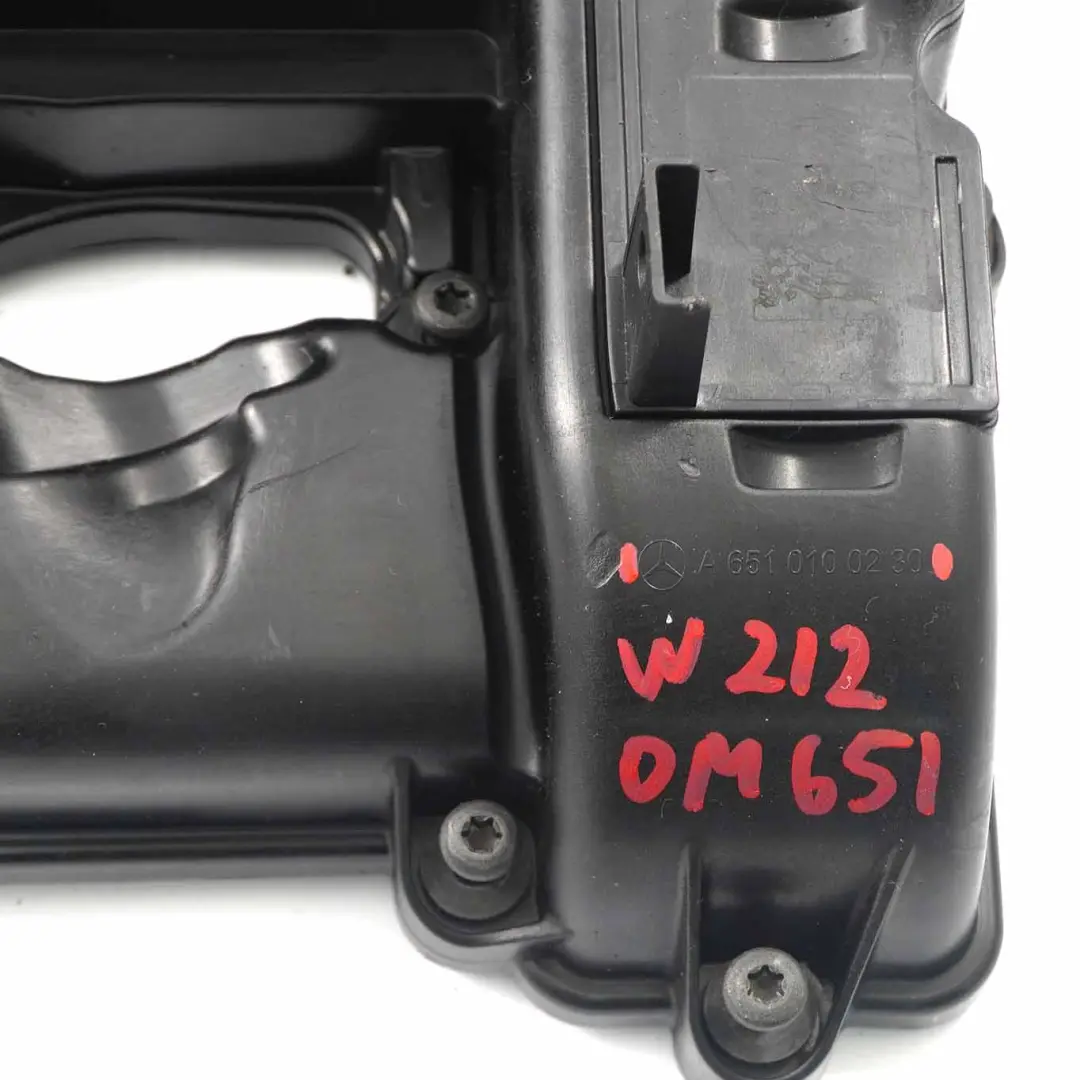 OM651 Coperchio Motore Testa Pannello Bilanciere per Mercedes W639 W906 con numero di parte A6510100230 Mercedes W639 W906 OM651 Coperchio Motore Testa Pannello Bilanciere - SKU A6510100230 - Numero di parte A6510100230