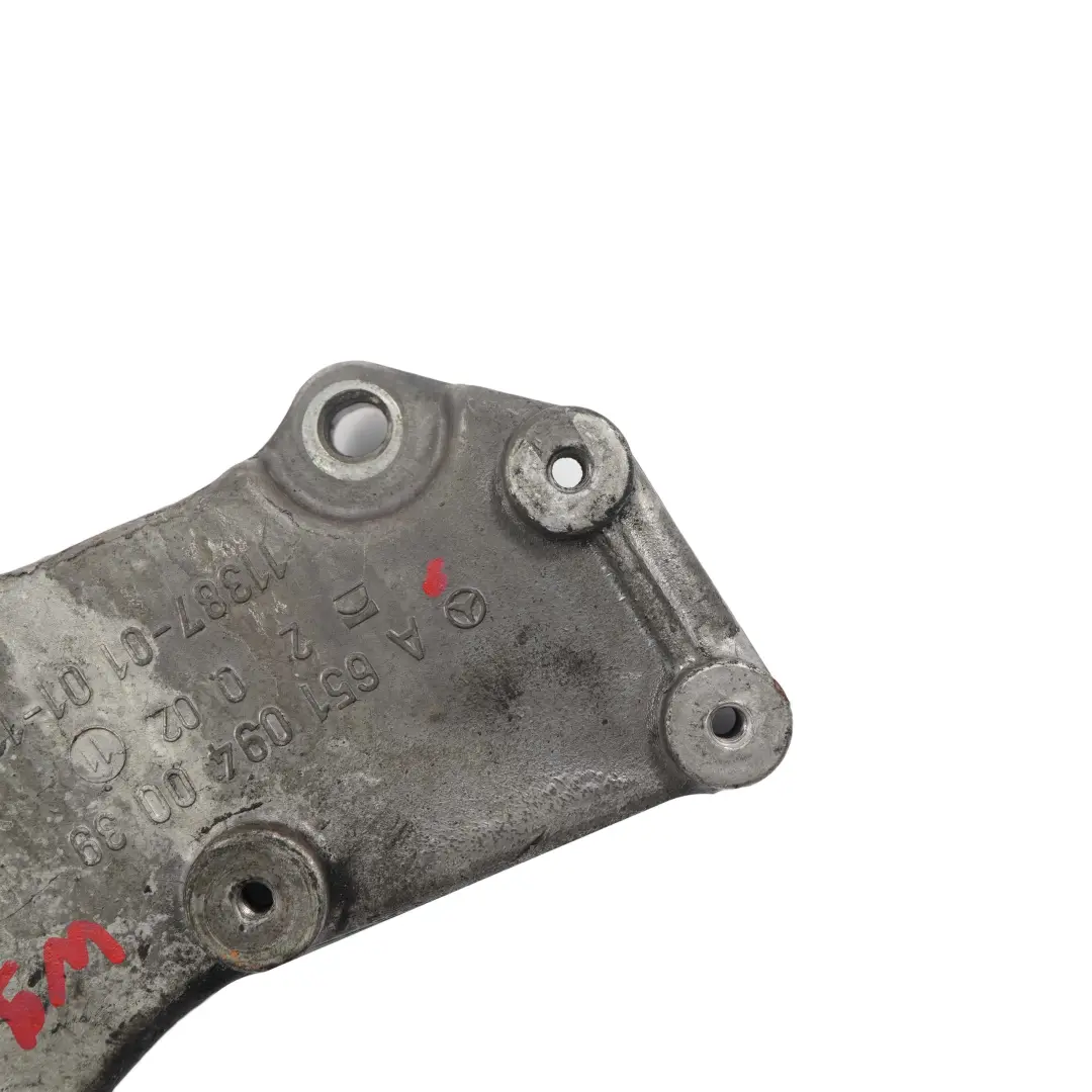 Mercedes-Benz W906 OM651 EGR Motore Copertura Del Motore Supporto per con numero di parte A6510940039 Mercedes-Benz W906 OM651 EGR Motore Copertura Del Motore Supporto - SKU A6510940039 - Numero di parte A6510940039