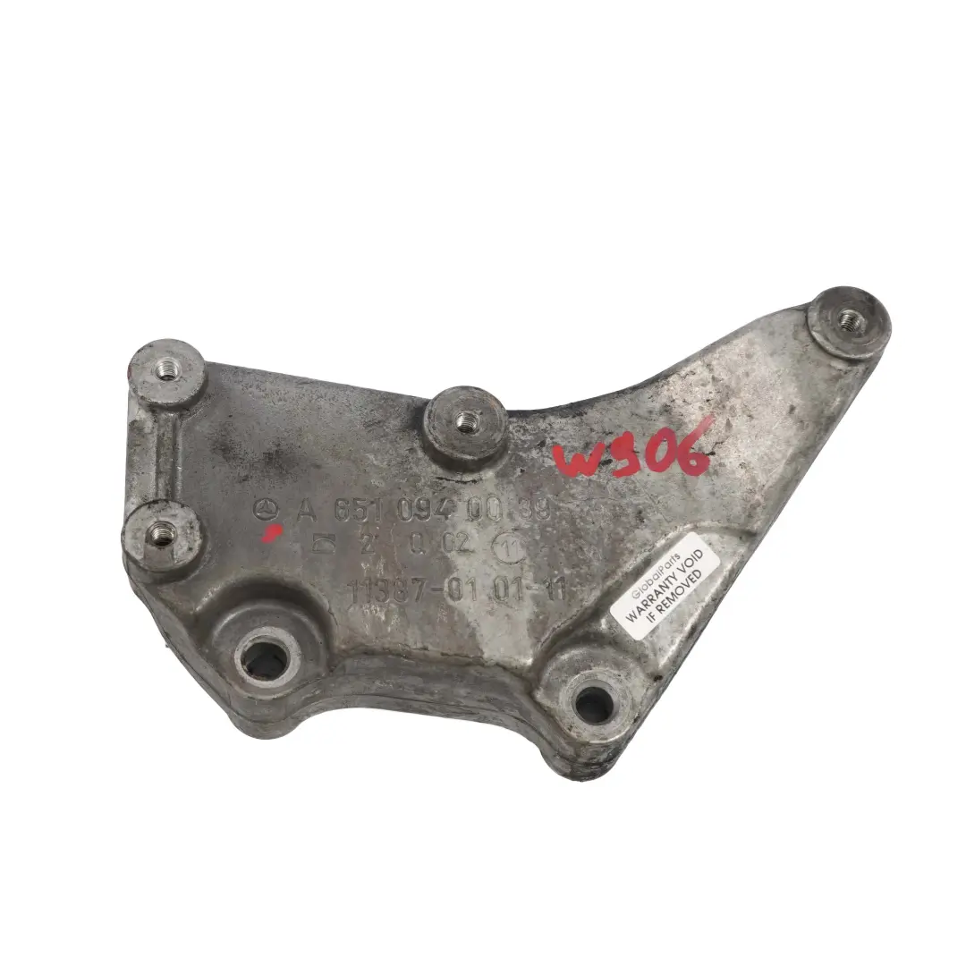 Mercedes-Benz W906 OM651 EGR Motore Copertura Del Motore Supporto per con numero di parte A6510940039 Mercedes-Benz W906 OM651 EGR Motore Copertura Del Motore Supporto - SKU A6510940039 - Numero di parte A6510940039