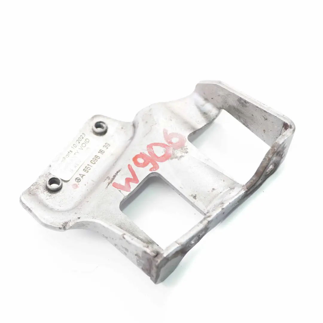 OM651 Soporte del Depósito de Vacío para Mercedes Sprinter W906 con número de pieza A6510981639 Mercedes Sprinter W906 OM651 Soporte del Depósito de Vacío - SKU A6510981639 - Número de pieza A6510981639