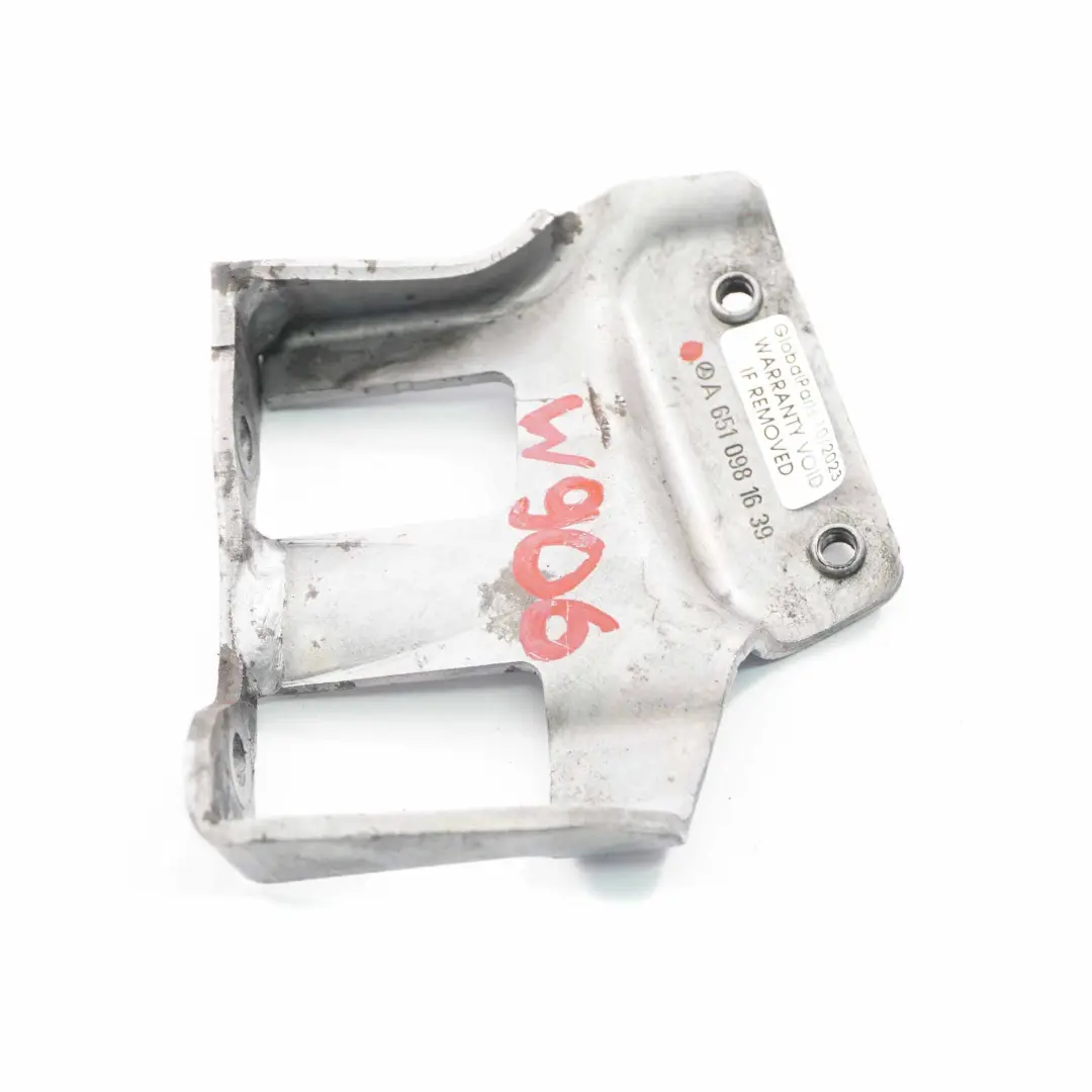 OM651 Vakuum Behälter Tank halterung für Mercedes Sprinter W906 mit Teilenummer A6510981639 Mercedes Sprinter W906 OM651 Vakuum Behälter Tank halterung - SKU A6510981639 - Teilenummer A6510981639