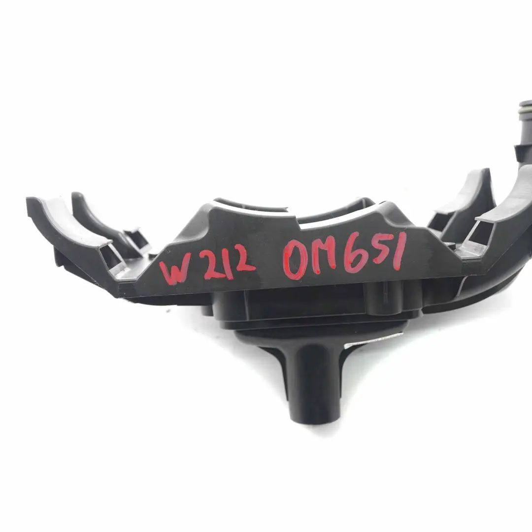 OM651 Tampon pour tuyau d'aspiration d'huile moteur pour Mercedes W212 à propos du numéro de pièce A6511800051 Mercedes W212 OM651 Tampon pour tuyau d'aspiration d'huile moteur - SKU A6511800051 - Numéro de pièce A6511800051