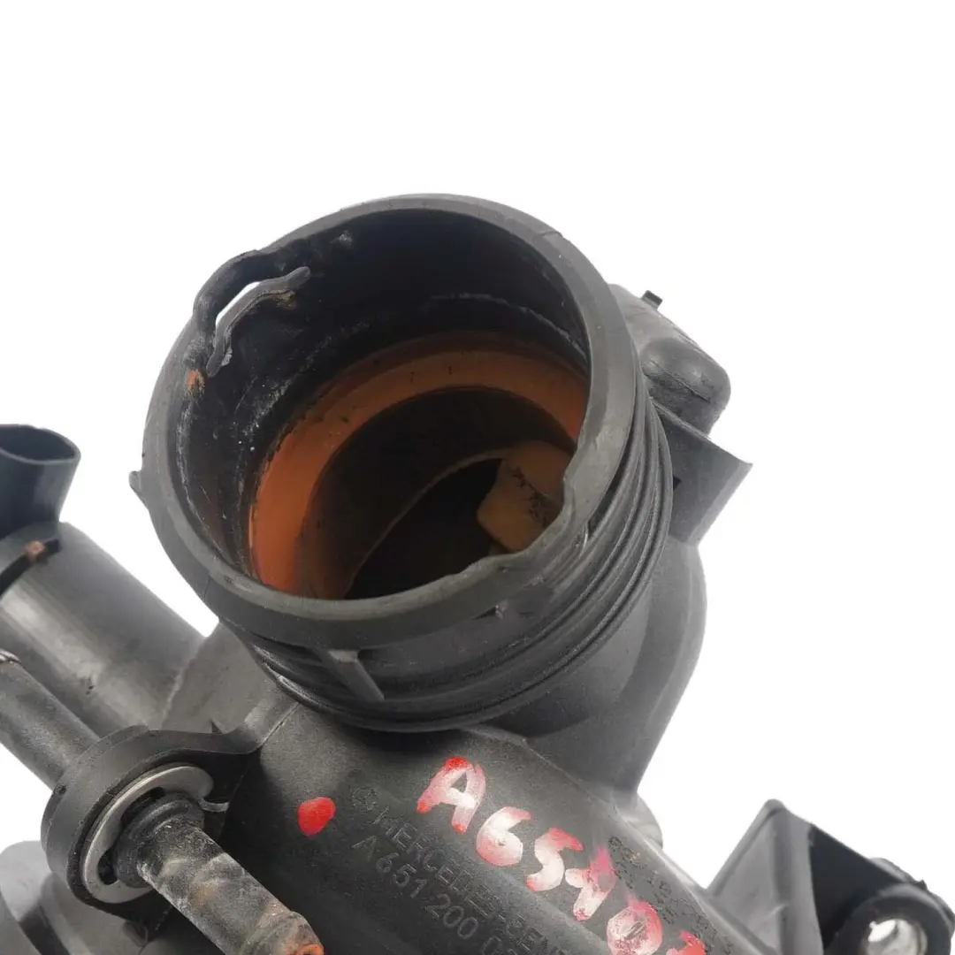 OM651 Diesel Thermostatgehäuse Kühlwasser für Mercedes W212 W906 mit Teilenummer A6512000615 Mercedes W212 W906 OM651 Diesel Thermostatgehäuse Kühlwasser - SKU A6512000615 - Teilenummer A6512000615