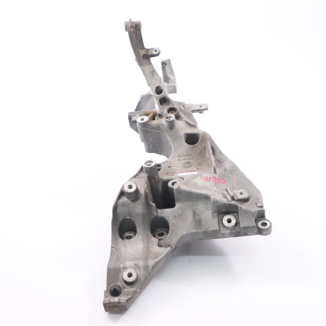 OM651 Supporto componenti accessori motore per Mercedes W910 con numero di parte A6512010600 Mercedes W910 OM651 Supporto componenti accessori motore - SKU A6512010600 - Numero di parte A6512010600