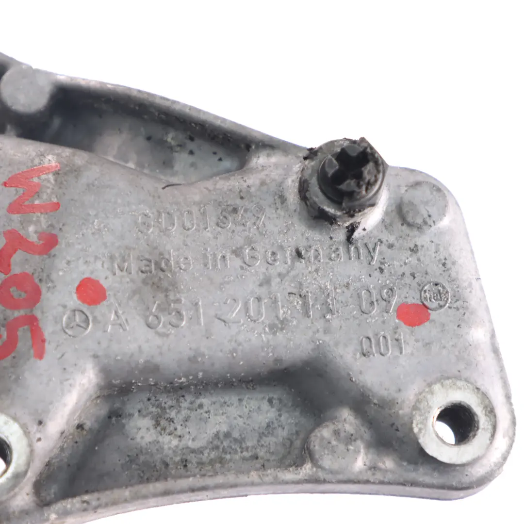 Vettore Mercedes W205 Diesel OM651 Tendicinghia Supporto Accessorio Motore per con numero di parte A6512011109 Vettore Mercedes W205 Diesel OM651 Tendicinghia Supporto Accessorio Motore - SKU A6512011109 - Numero di parte A6512011109