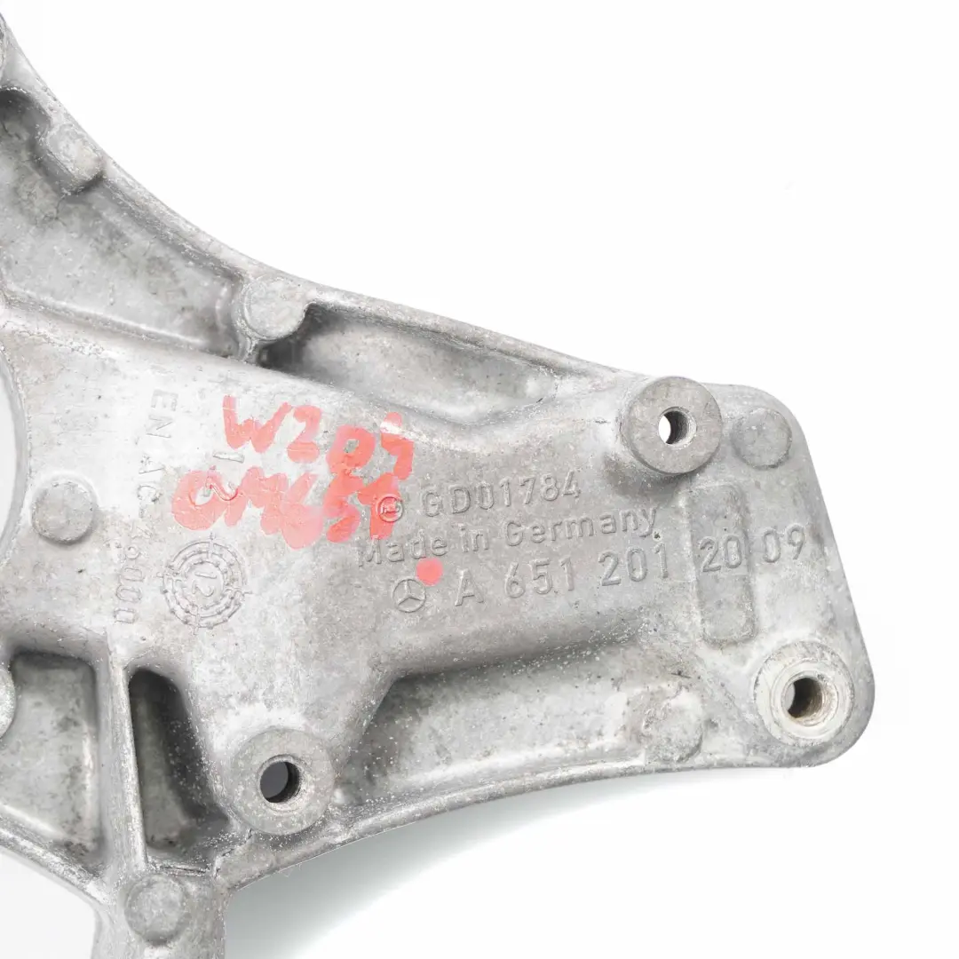 OM651 Mocowanie Łapa Wspornik Alternatora do Mercedes W212 o numerze A6512012009 Mercedes W212 OM651 Mocowanie Łapa Wspornik Alternatora - SKU A6512012009 - Numer Części A6512012009