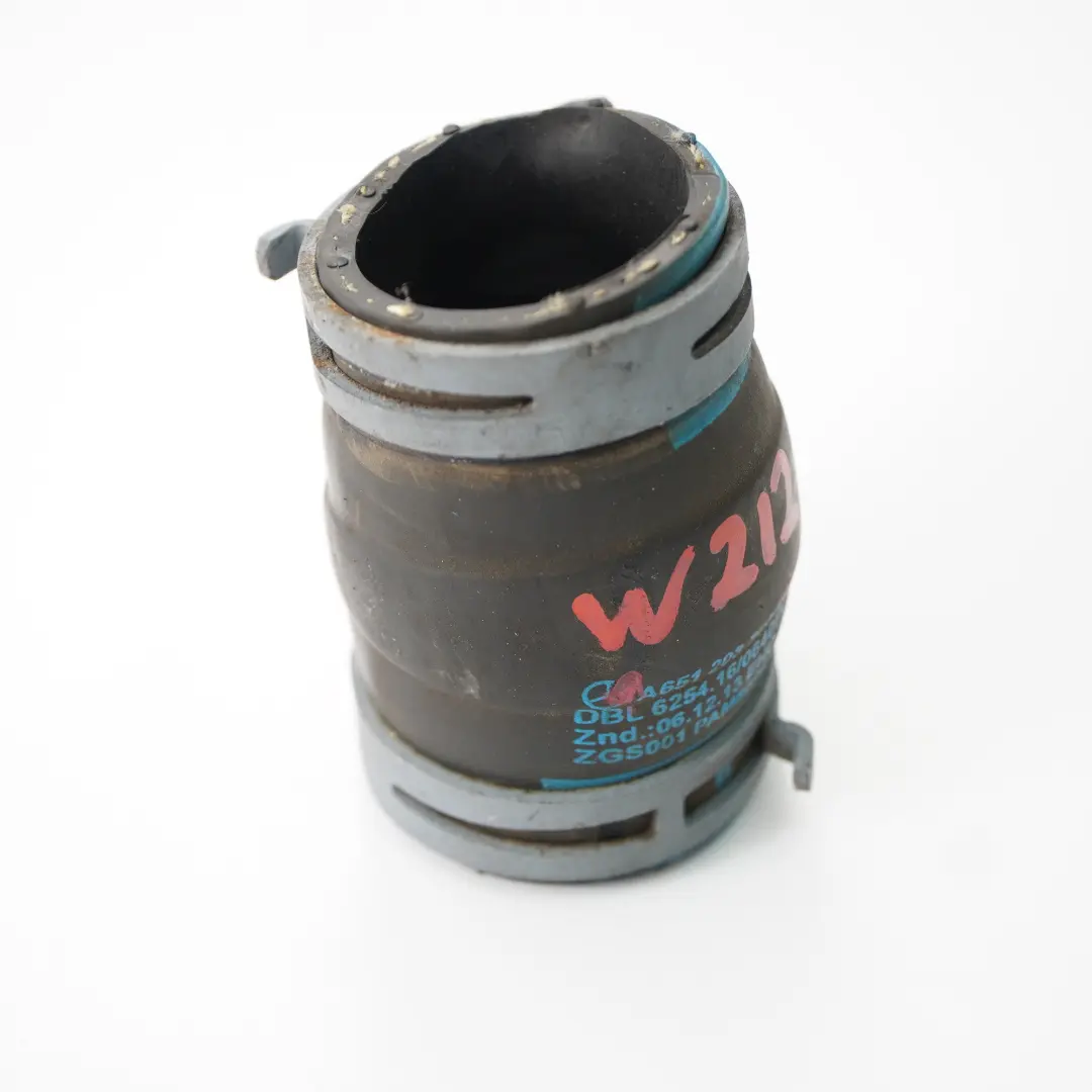 OM651 Conector de manguera de refrigerante Termostato Bomba Salida Mercedes W212 - SKU A6512033082 - Número de pieza A6512033082