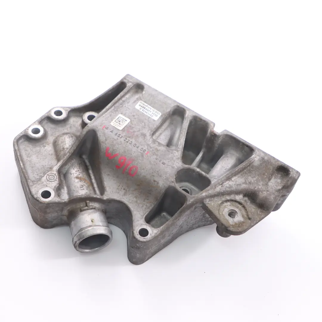 Mercedes W910 OM651 Support de passage du liquide refroidissement porte moteur - SKU A6512200400 - Numéro de pièce A6512200400