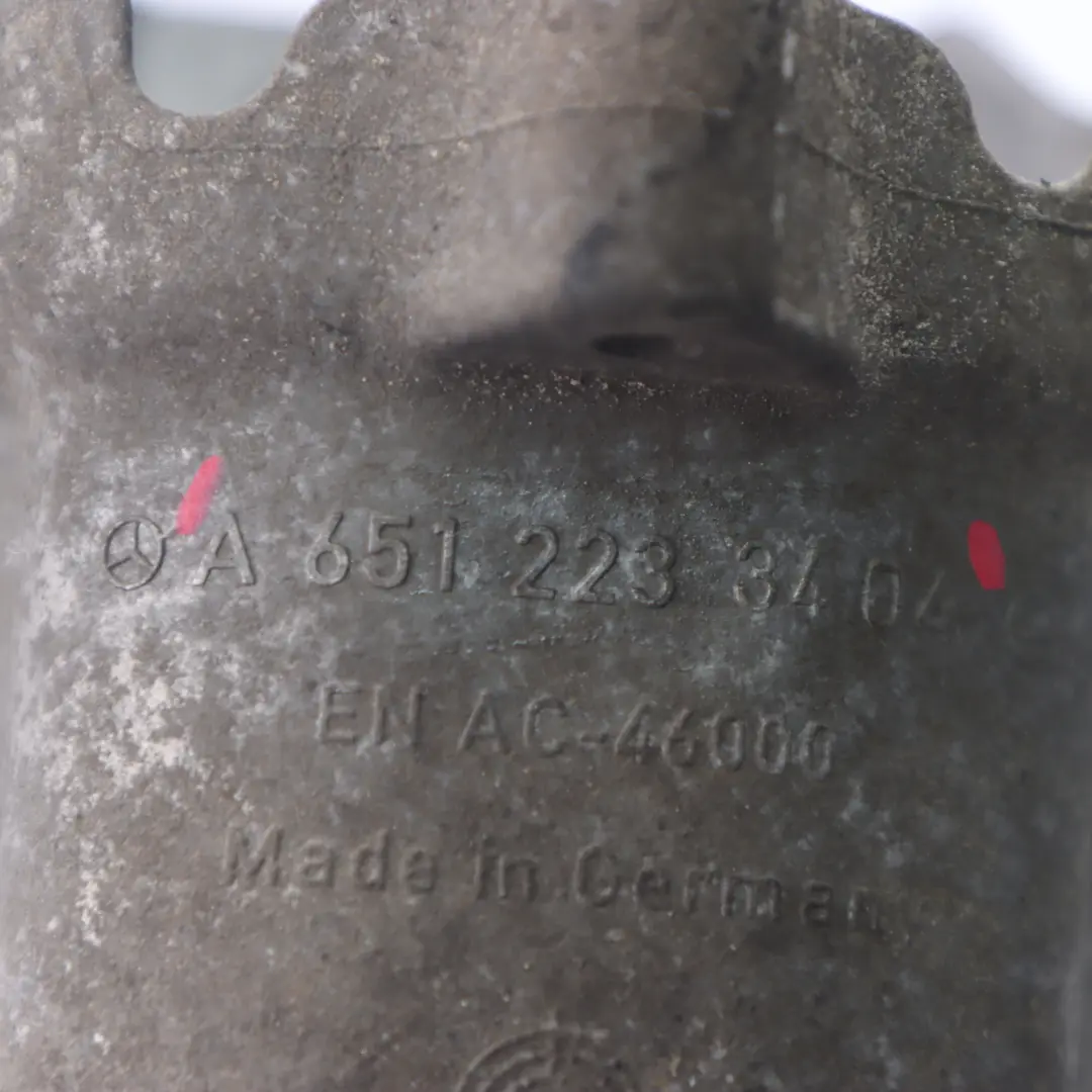 OM651 Diesel Łapa Mocowanie Silnika Prawa do Mercedes W204 o numerze A6512233404 Mercedes W204 OM651 Diesel Łapa Mocowanie Silnika Prawa - SKU A6512233404 - Numer Części A6512233404