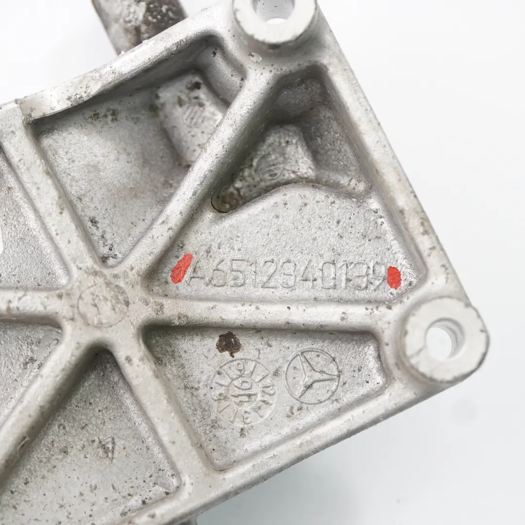 Carrier Klimakompressor A/C Halterung für Mercedes W906 mit Teilenummer A6512340139 Mercedes W906 Carrier Klimakompressor A/C Halterung - SKU A6512340139 - Teilenummer A6512340139