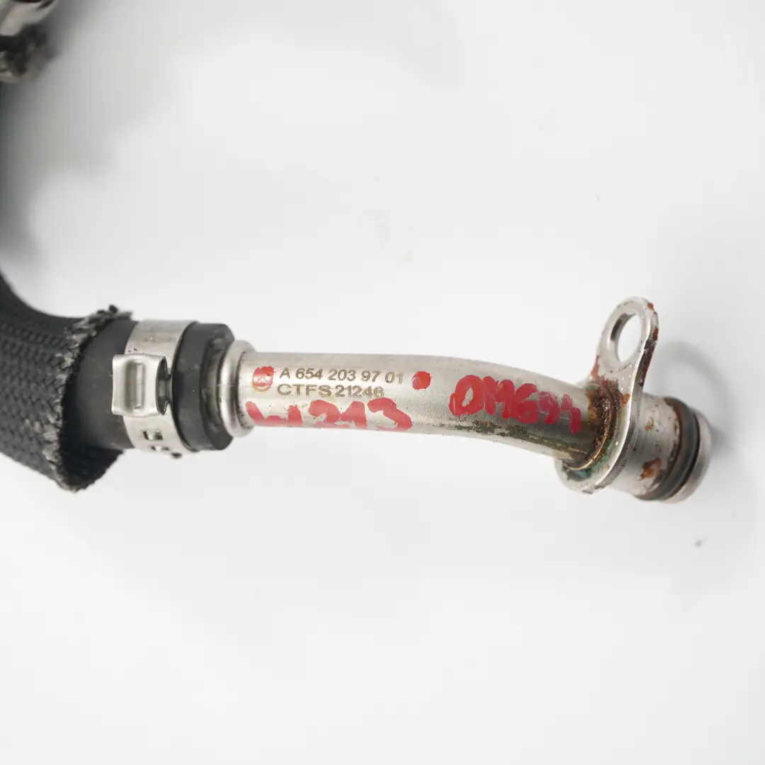 OM654 tubo refrigerante turbocompressore linea per Mercedes W213 con numero di parte A6542039701 Mercedes W213 OM654 tubo refrigerante turbocompressore linea - SKU A6542039701 - Numero di parte A6542039701