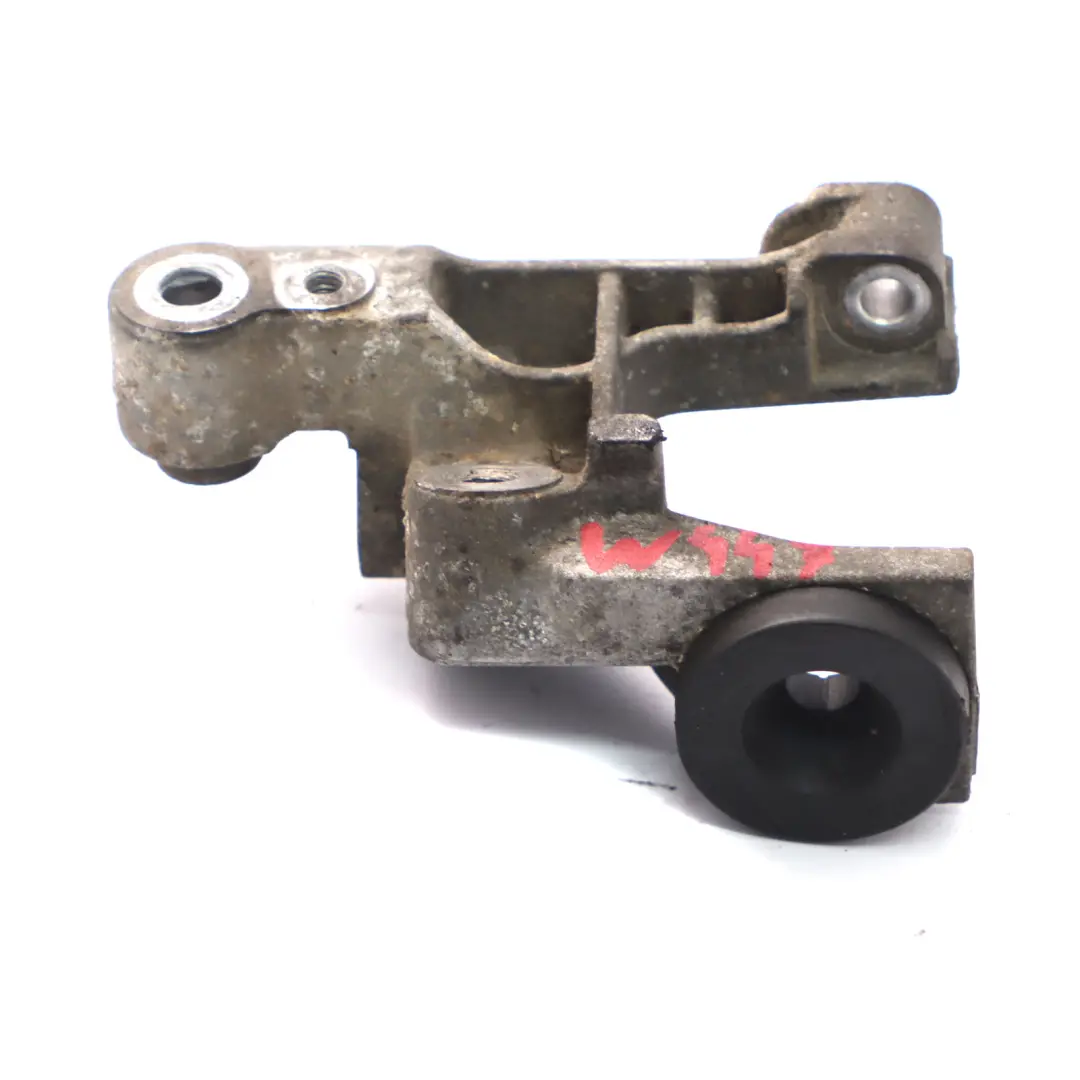 OM654 Staffa coperchio vano motore anteriore sinistro per Mercedes W447 con numero di parte A6542200400 Mercedes W447 OM654 Staffa coperchio vano motore anteriore sinistro - SKU A6542200400 - Numero di parte A6542200400