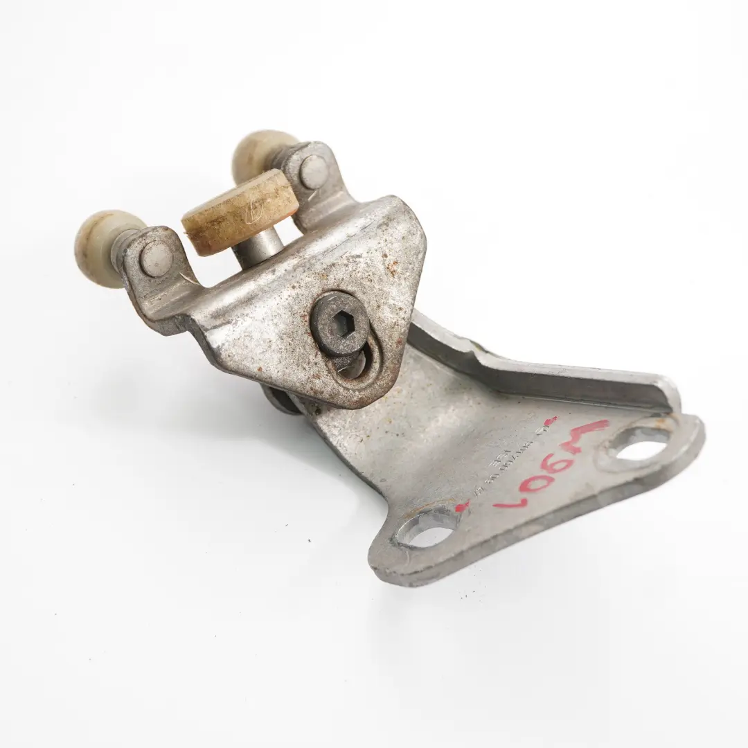 W901 Porte Coulissante Latérale Gauche Roulette Supérieure pour Mercedes à propos du numéro de pièce A9017600947 Mercedes W901 Porte Coulissante Latérale Gauche Roulette Supérieure - SKU A9017600947 - Numéro de pièce A9017600947