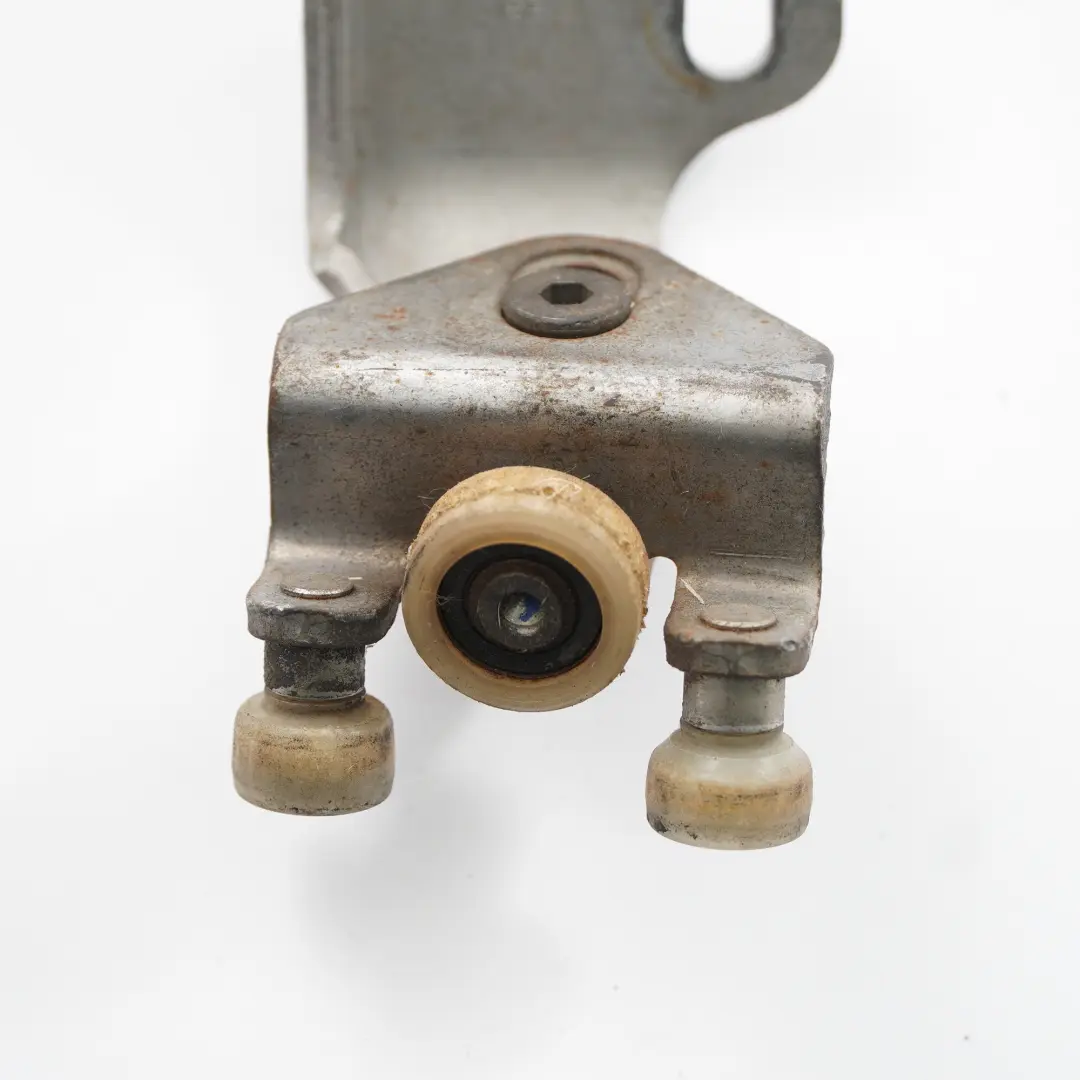 W901 Schiebetür Seite links obere obere Rollenführung für Mercedes mit Teilenummer A9017600947 Mercedes W901 Schiebetür Seite links obere obere Rollenführung - SKU A9017600947 - Teilenummer A9017600947