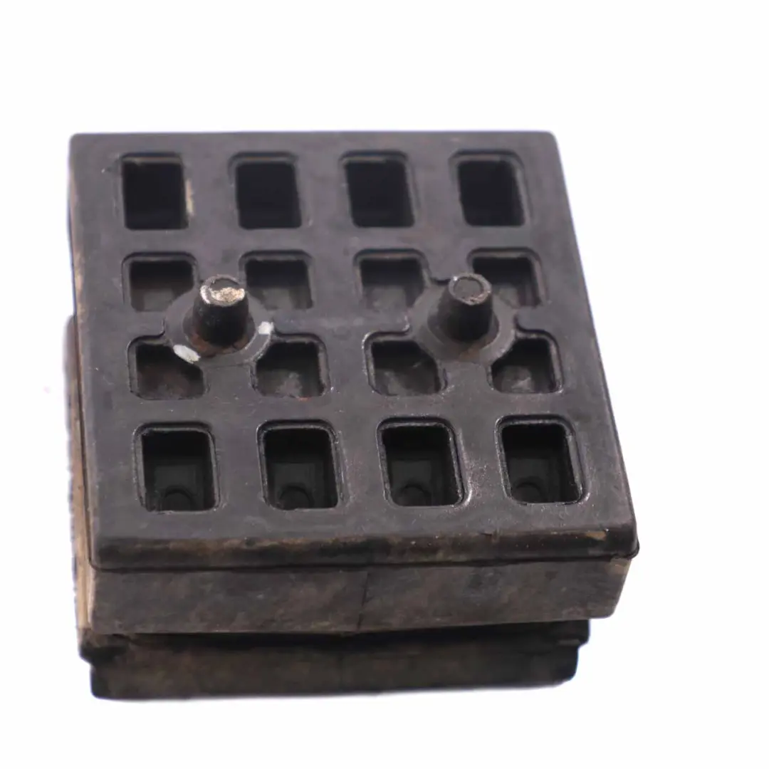 Puntal de resorte Buje Eje Delantero Soporte para Mercedes W906 con número de pieza A9063220319 Mercedes W906 Puntal de resorte Buje Eje Delantero Soporte - SKU A9063220319 - Número de pieza A9063220319