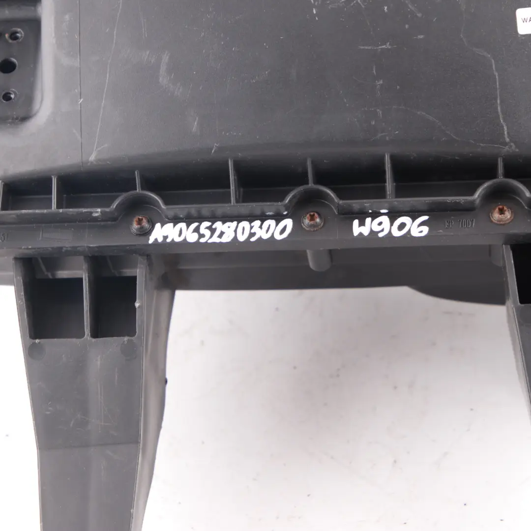 scatola filtro aria aspirazione Silenziatore Diesel A0000902651 per Mercedes W906 con numero di parte A9065280300 Mercedes W906 scatola filtro aria aspirazione Silenziatore Diesel A0000902651 - SKU A9065280300 - Numero di parte A9065280300