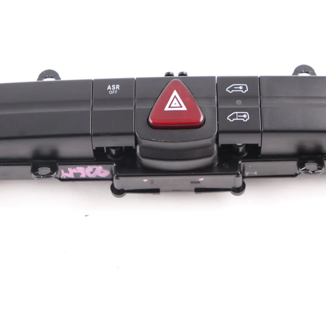 Pannello interruttori Console centrale ASR Lock Hazard per Mercedes Sprinter W906 con numero di parte A9065450107 Mercedes Sprinter W906 Pannello interruttori Console centrale ASR Lock Hazard - SKU A9065450107 - Numero di parte A9065450107