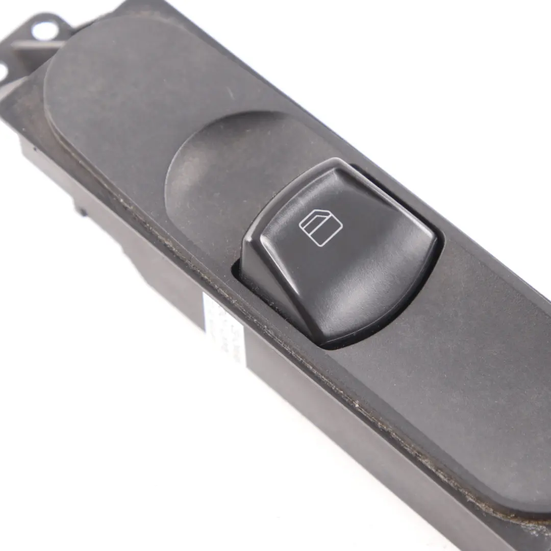 Pulsante interruttore alzacristalli lato passeggero per Mercedes W906 con numero di parte A9065450913 Mercedes W906 Pulsante interruttore alzacristalli lato passeggero - SKU A9065450913 - Numero di parte A9065450913