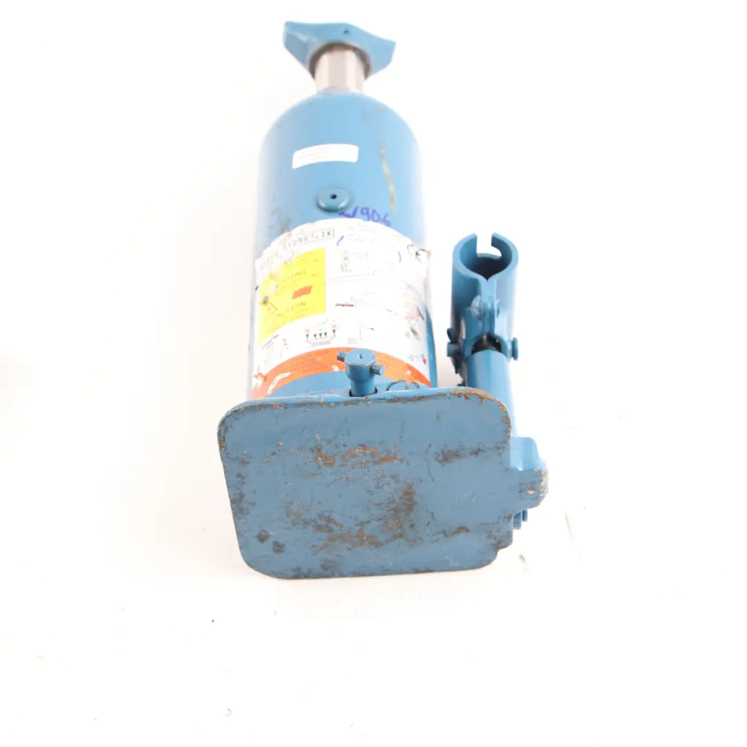 Lifting Bottle Jack Tool Hydraulic Lift to Mercedes Sprinter W906 with Part number A9065800018 Mercedes Sprinter W906 Lifting Bottle Jack Tool Hydraulic Lift - SKU A9065800018 - Part number A9065800018