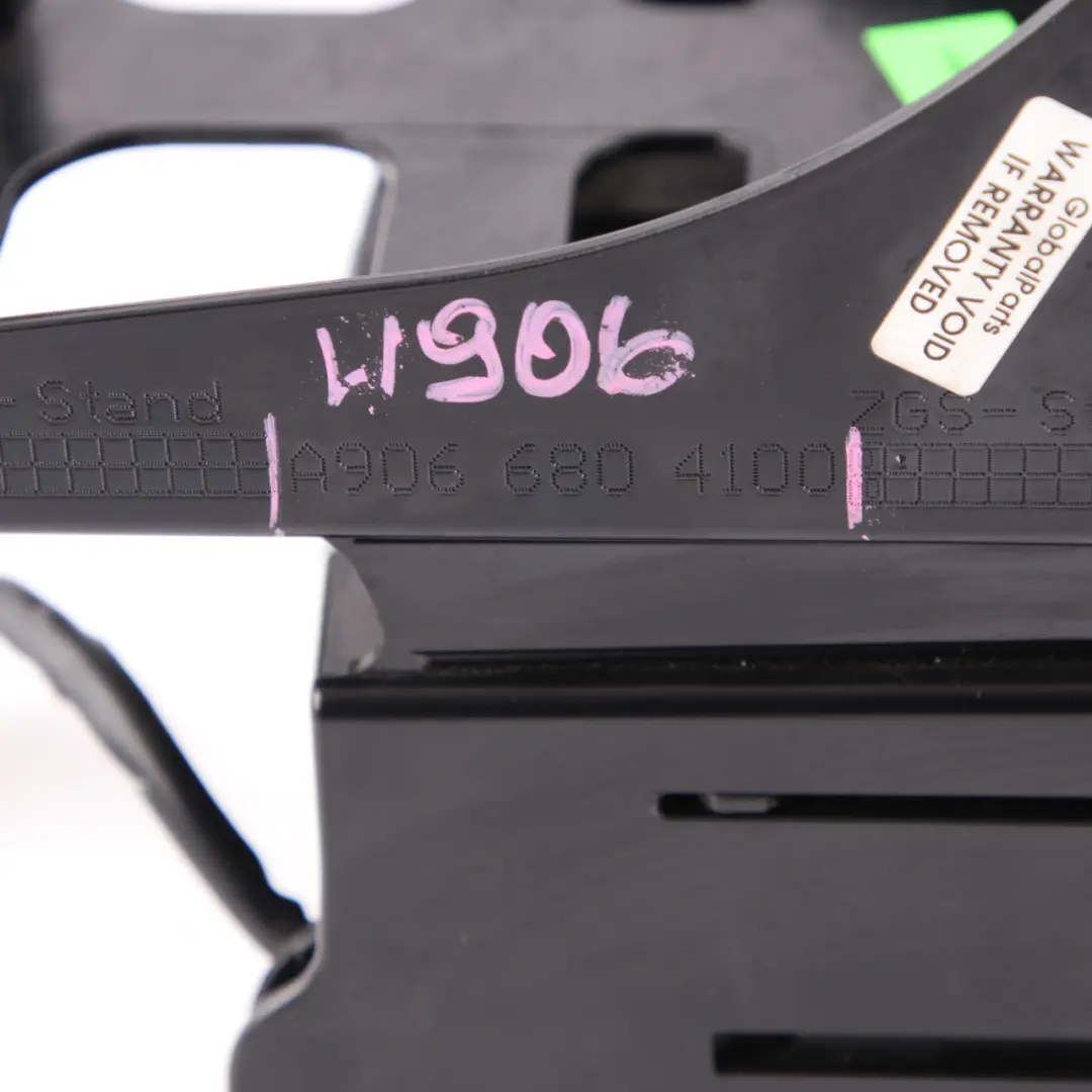 Gobelet Console Panneau Garniture pour Mercedes Sprinter W906 Porte à propos du numéro de pièce A9066804100 Mercedes Sprinter W906 Porte Gobelet Console Panneau Garniture - SKU A9066804100 - Numéro de pièce A9066804100