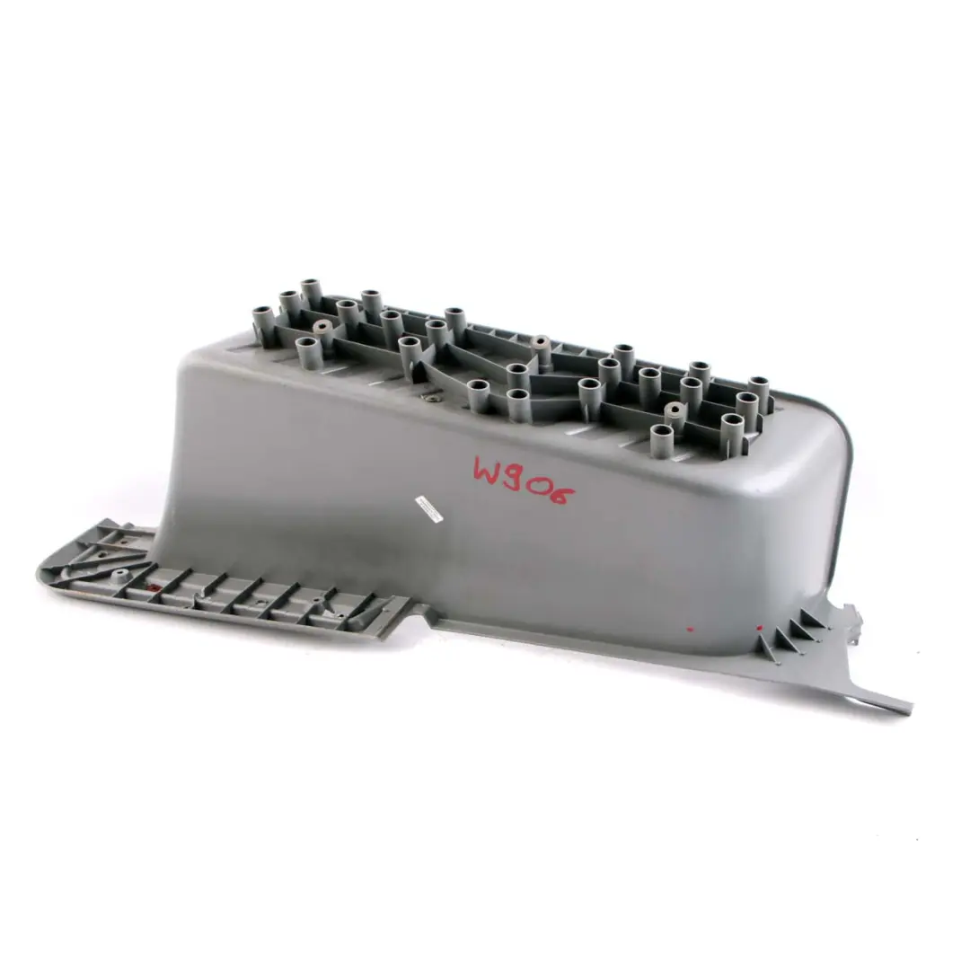 Peldaño de escalera izquierdo Panel embellecedor Art Gris para Mercedes Sprinter W906 con número de pieza A9066860010 Mercedes Sprinter W906 Peldaño de escalera izquierdo Panel embellecedor Art Gris - SKU A9066860010 - Número de pieza A9066860010