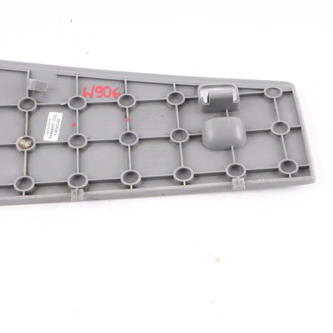 Tapa entrada panel ajuste del escalón derecho para Mercedes Sprinter W906 con número de pieza A9066860307 Mercedes Sprinter W906 Tapa entrada panel ajuste del escalón derecho - SKU A9066860307 - Número de pieza A9066860307