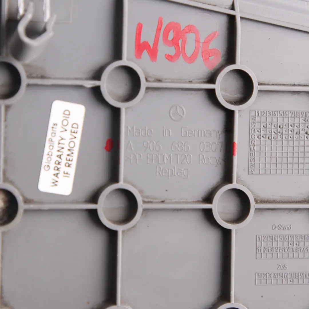 Mercedes Sprinter W906 Tapa entrada panel ajuste del escalón derecho - SKU A9066860307 - Número de pieza A9066860307