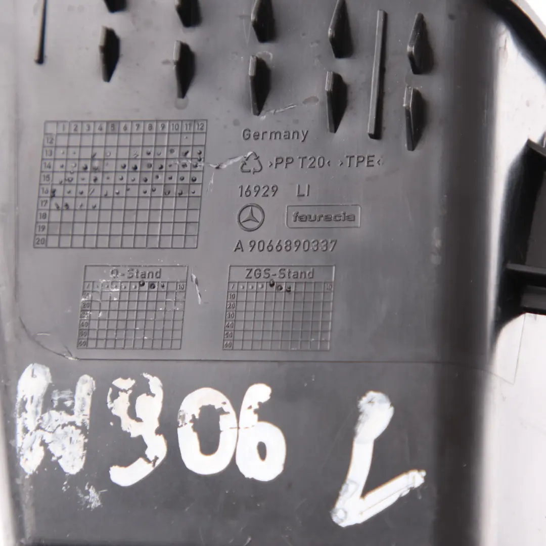 Dashboard Dash Links Air Vent Trim für Mercedes Sprinter W906 mit Teilenummer A9068302054 Mercedes Sprinter W906 Dashboard Dash Links Air Vent Trim - SKU A9066890337 - Teilenummer A9068302054