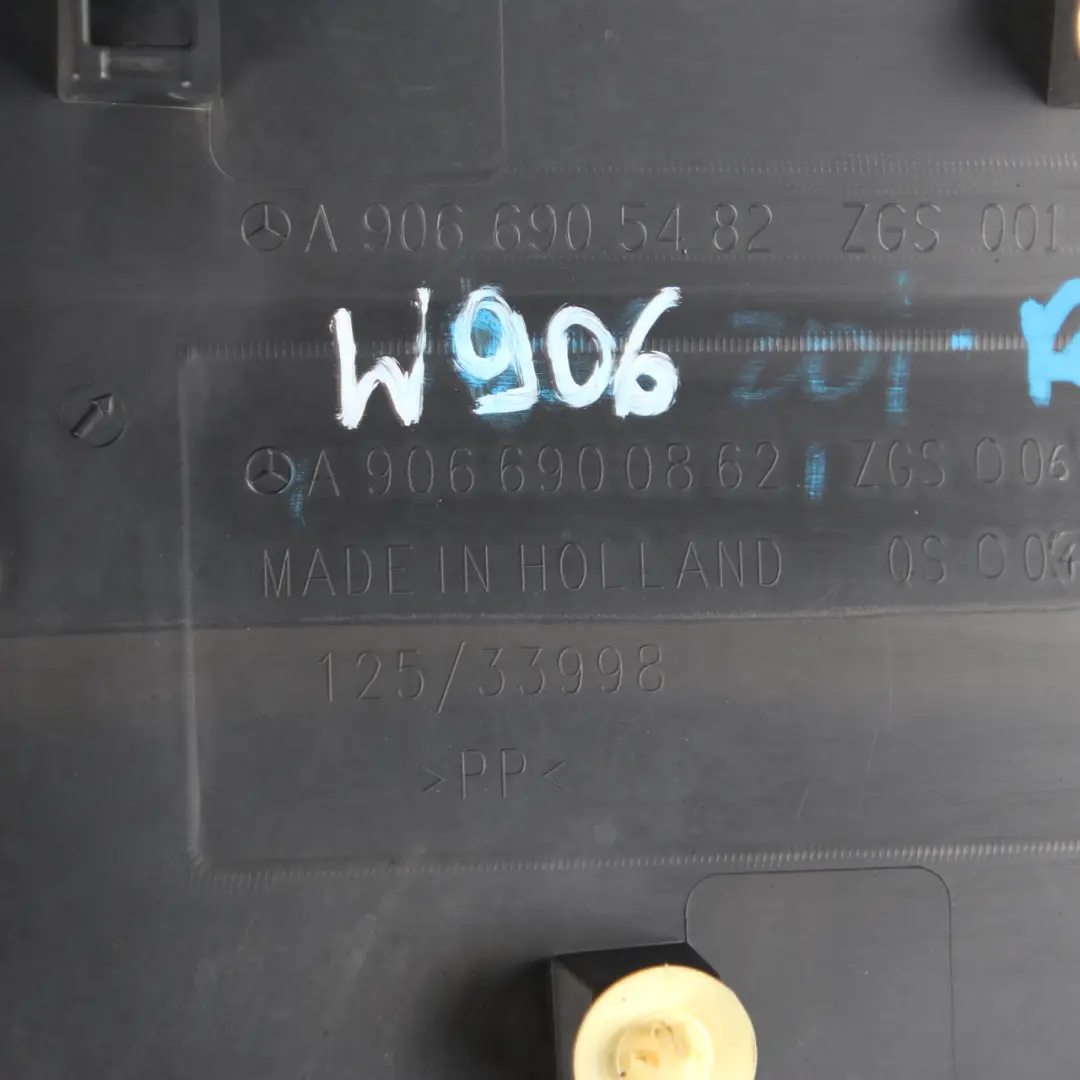 Rail de Garniture Porte Coulissante Arriere Droite pour Mercedes Sprinter W906 à propos du numéro de pièce A9066900862 Mercedes Sprinter W906 Rail de Garniture Porte Coulissante Arriere Droite - SKU A9066900862 - Numéro de pièce A9066900862