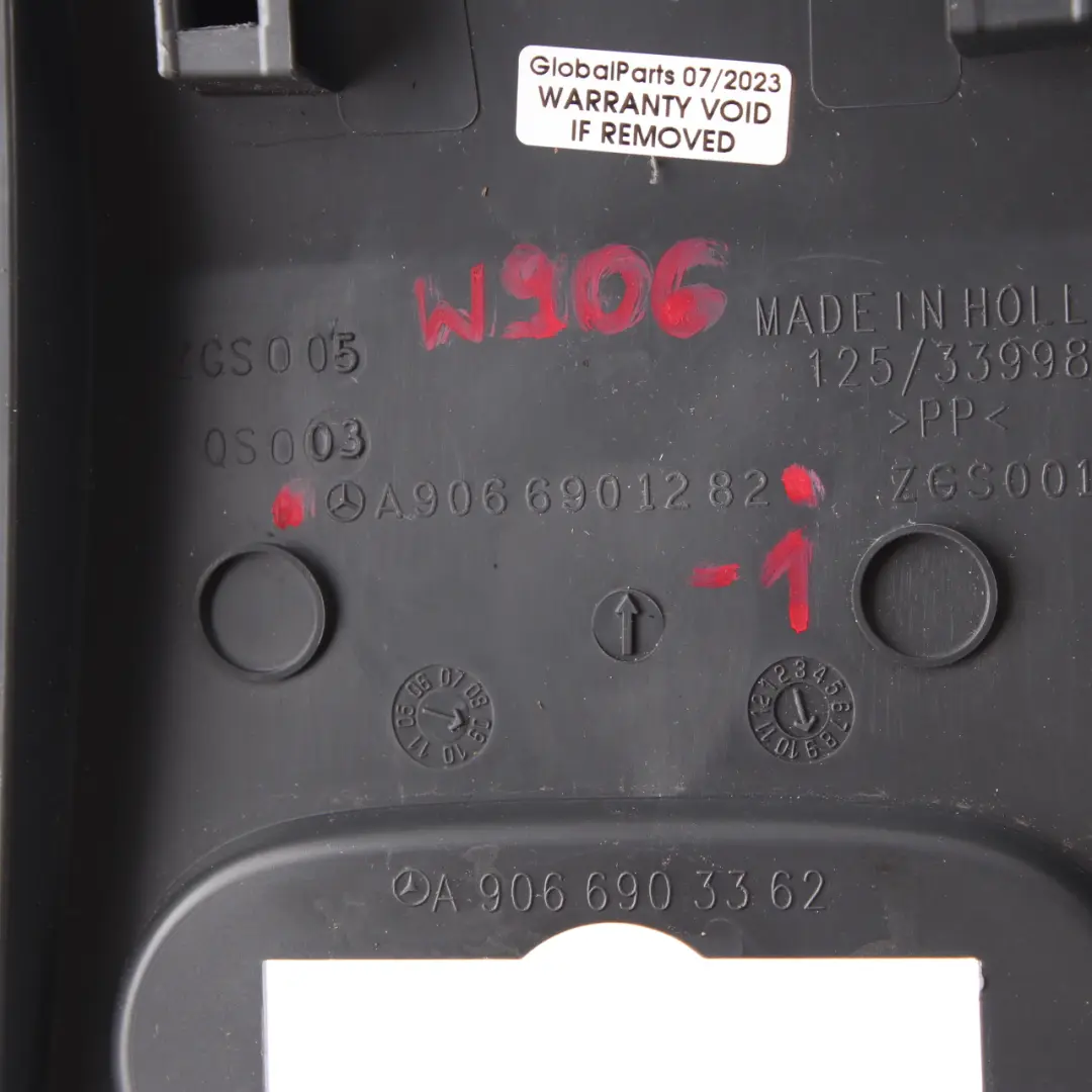 Modanatura laterale anteriore destra Coperchio rifinitura per Mercedes W906 con numero di parte A9066901282 Mercedes W906 Modanatura laterale anteriore destra Coperchio rifinitura - SKU A9066901282-1 - Numero di parte A9066901282