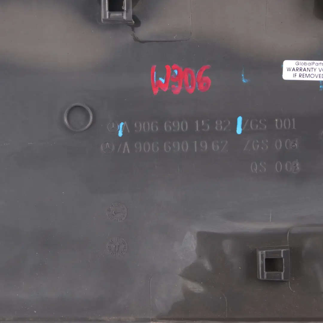Modanatura porta posteriore sinistra Trim Cover Strip per Mercedes Sprinter W906 con numero di parte A9066901582 Mercedes Sprinter W906 Modanatura porta posteriore sinistra Trim Cover Strip - SKU A9066901582 - Numero di parte A9066901582
