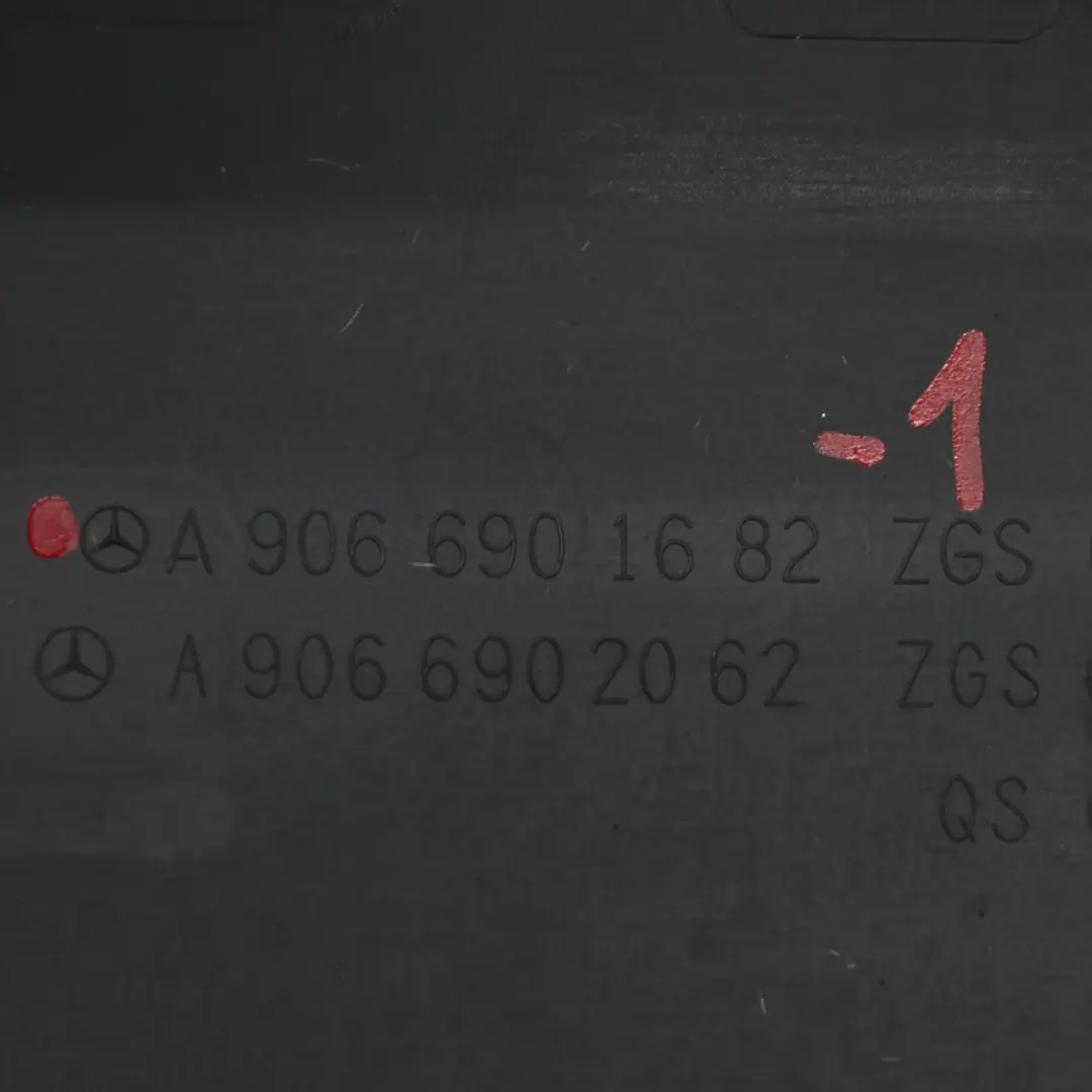 Seitenverkleidung hinten rechts Abdeckung für Mercedes Sprinter W906 mit Teilenummer A9066901682 Mercedes Sprinter W906 Seitenverkleidung hinten rechts Abdeckung - SKU A9066901682-1 - Teilenummer A9066901682