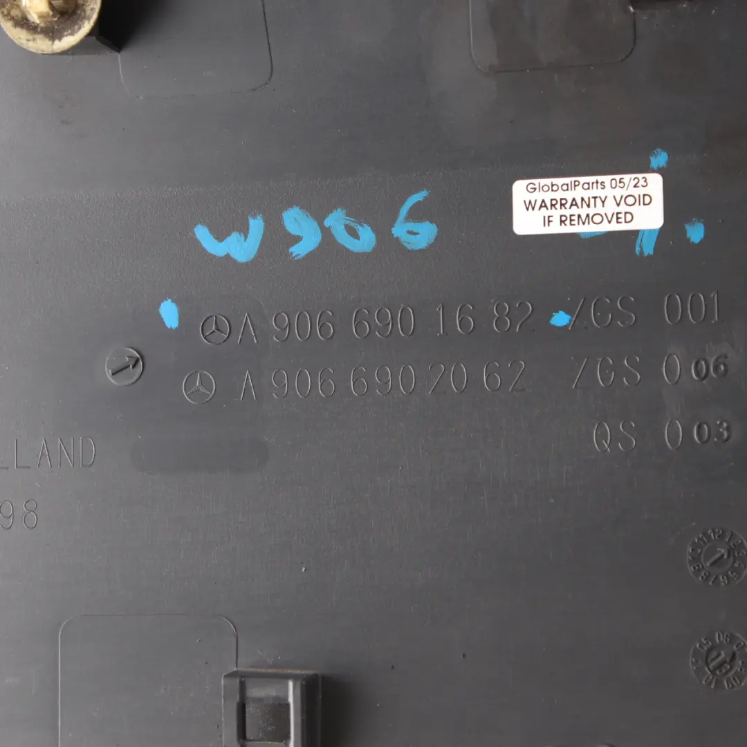 Seitenverkleidung hinten rechts für Mercedes Sprinter W906 mit Teilenummer A9066901682 Mercedes Sprinter W906 Seitenverkleidung hinten rechts - SKU A9066901682 - Teilenummer A9066901682