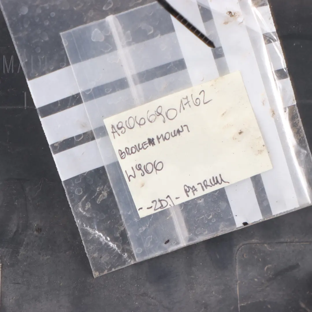 Moulure Porte Arrière Gauche Habillage Bande pour Mercedes Sprinter W906 à propos du numéro de pièce A9066901762 Mercedes Sprinter W906 Moulure Porte Arrière Gauche Habillage Bande - SKU A9066901762 - Numéro de pièce A9066901762
