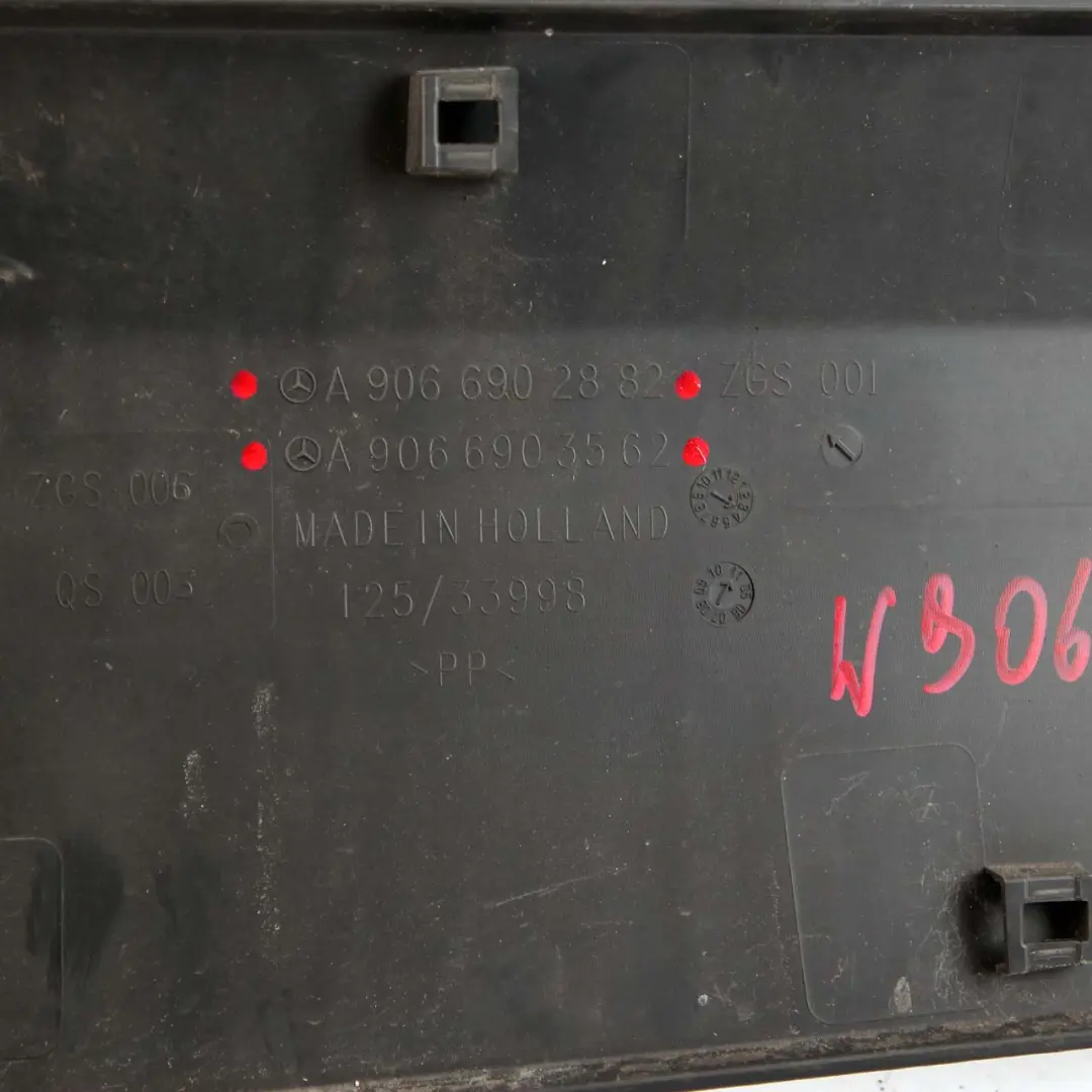 Hinten Rechts Bogen Abdeckung Formteil für Mercedes Sprinter W906 mit Teilenummer A9066902882 Mercedes Sprinter W906 Hinten Rechts Bogen Abdeckung Formteil - SKU A9066902882 - Teilenummer A9066902882