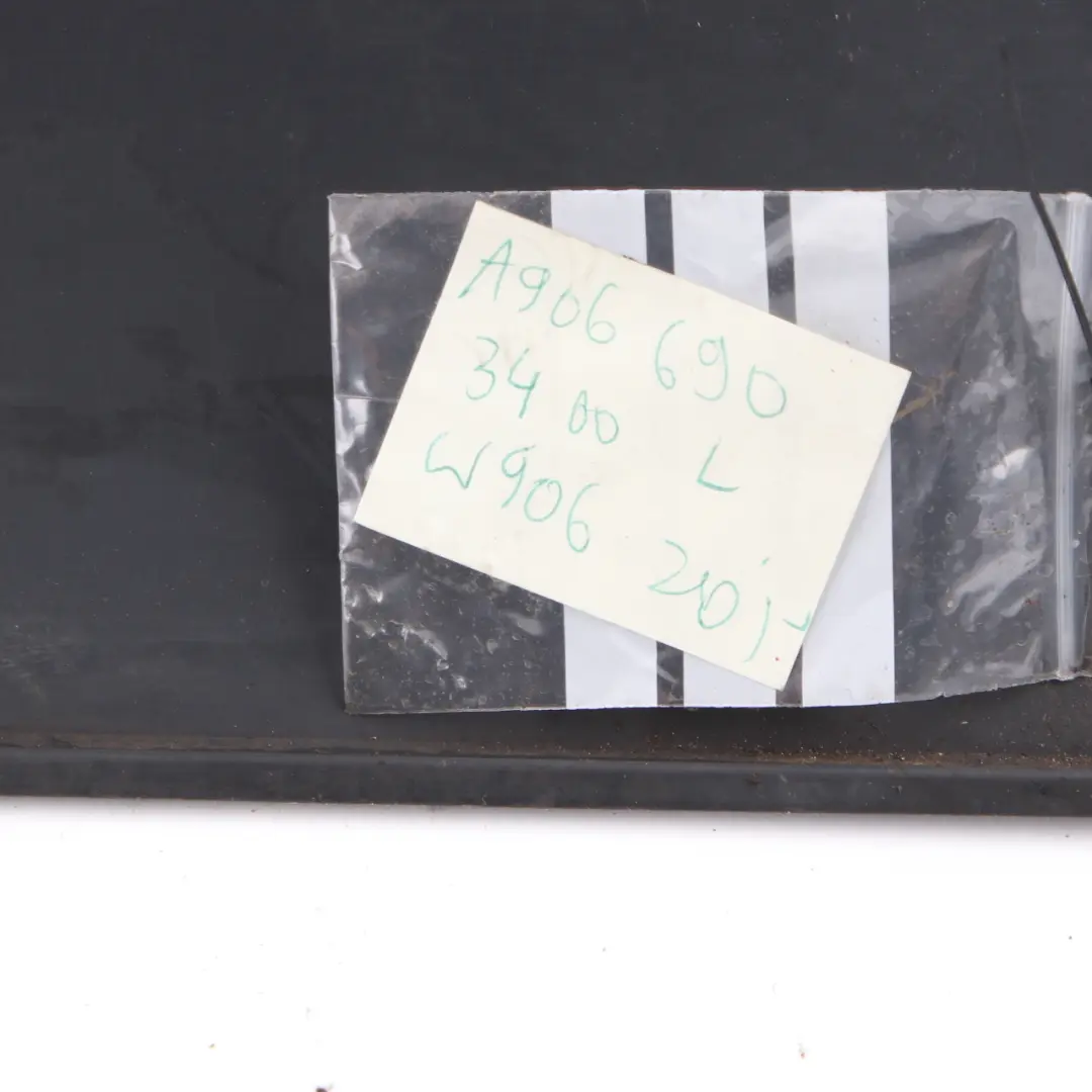 Zierleiste für das Viertel Hinten Links für Mercedes Sprinter W906 mit Teilenummer A9066903400 Mercedes Sprinter W906 Zierleiste für das Viertel Hinten Links - SKU A9066903400 - Teilenummer A9066903400