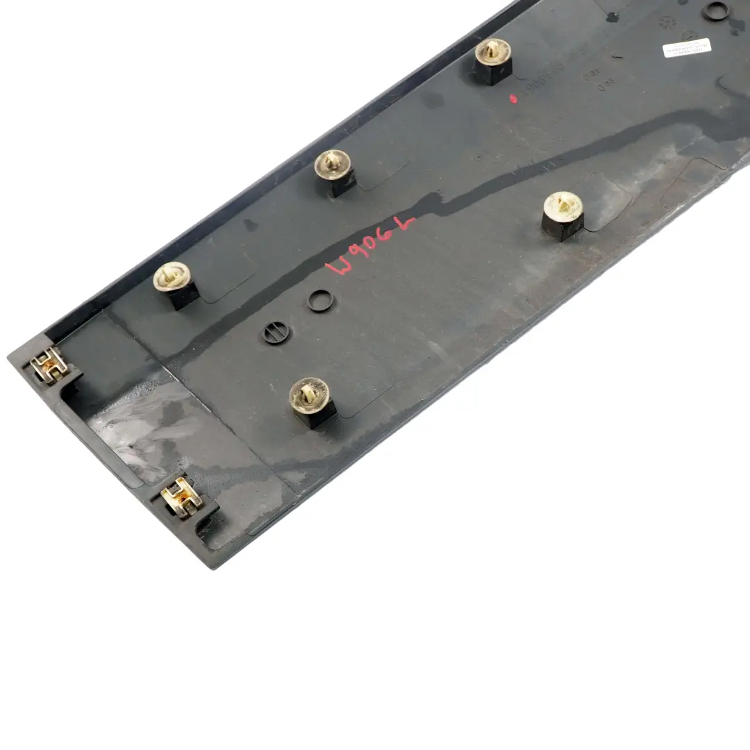 Mercedes-Benz Sprinter W906 Moulure du couvercle porte avant gauche pour à propos du numéro de pièce A9066904982 Mercedes-Benz Sprinter W906 Moulure du couvercle porte avant gauche - SKU A9066904982 - Numéro de pièce A9066904982