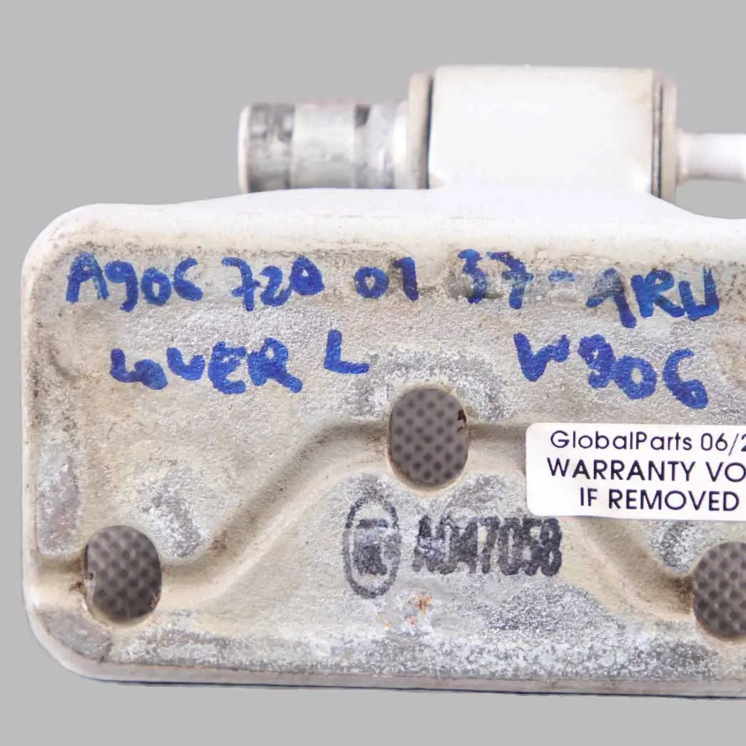 Cerniera porta anteriore sinistra inferiore bianco artico - 9147 per Mercedes W906 con numero di parte A9067200137 Mercedes W906 Cerniera porta anteriore sinistra inferiore bianco artico - 9147 - SKU A9067200137-ARW - Numero di parte A9067200137