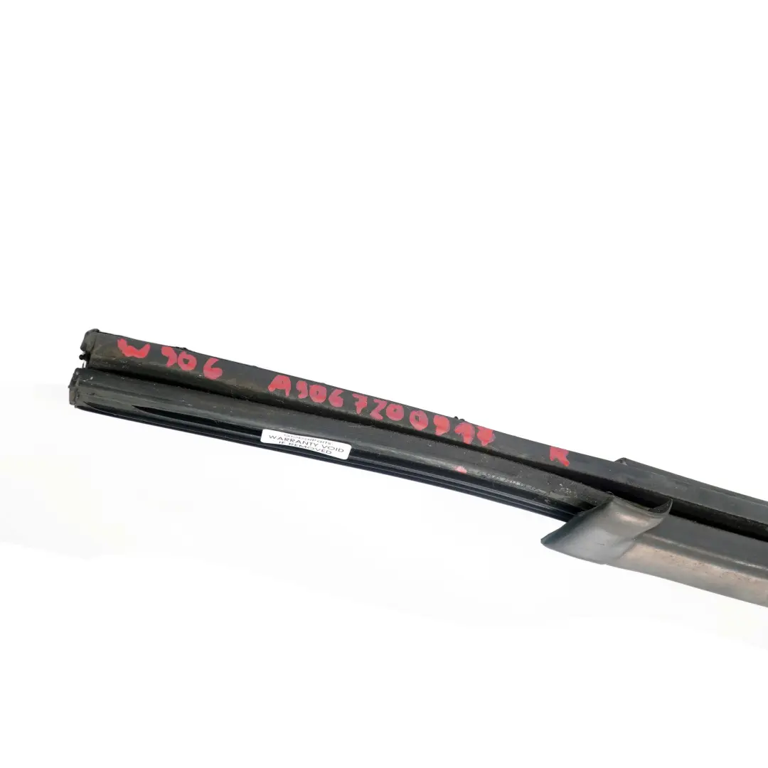 Mercedes Sprinter W906 Joint d'etancheite de la fenetre porte avant droite - SKU A9067200917 - Numéro de pièce A9067200917
